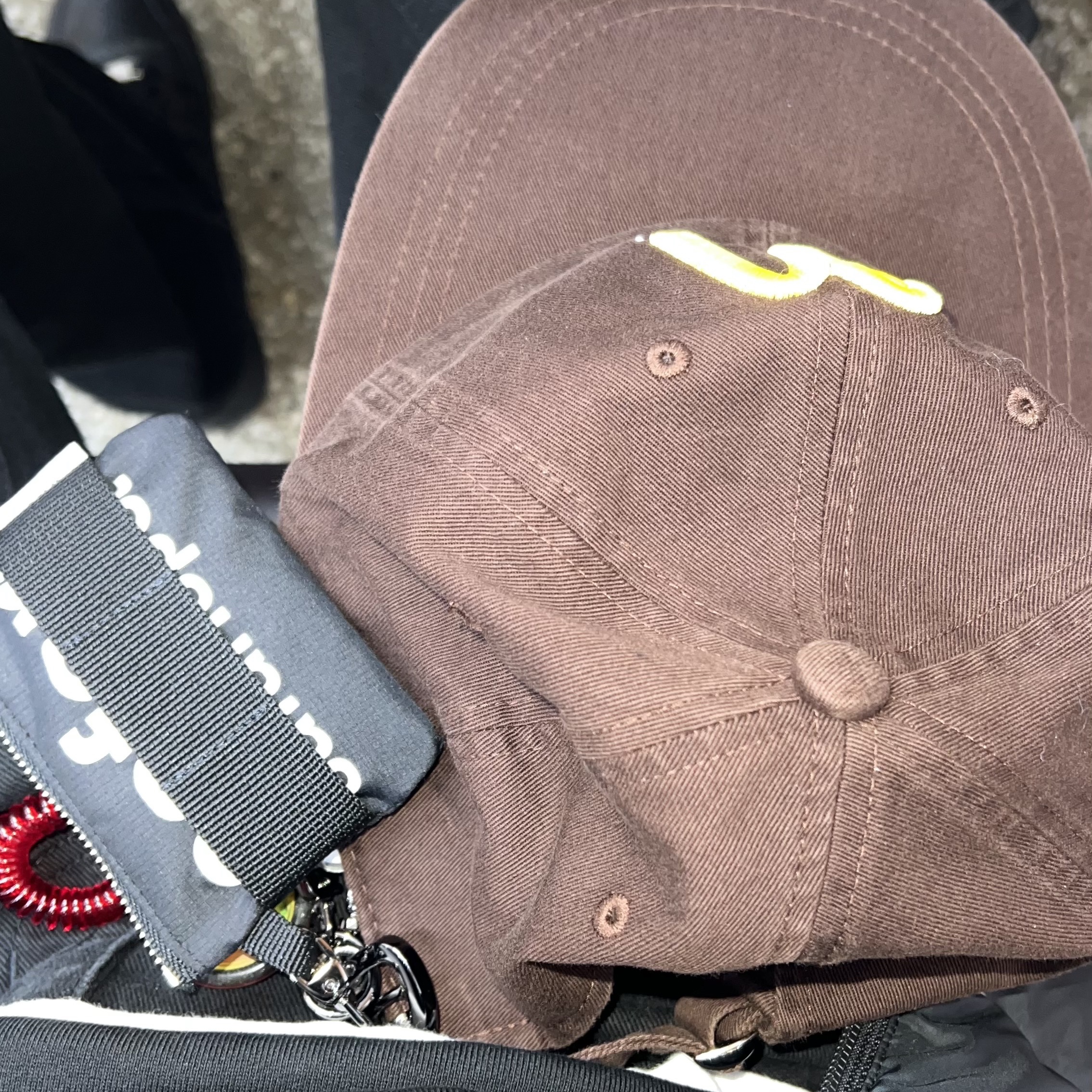 [KREAM 단독] Safarispot Women 1/2 Basic Safari Hoodie Black, Safarispot Basic Safari Keyring Card Wallet Black 착용 스타일 - 4