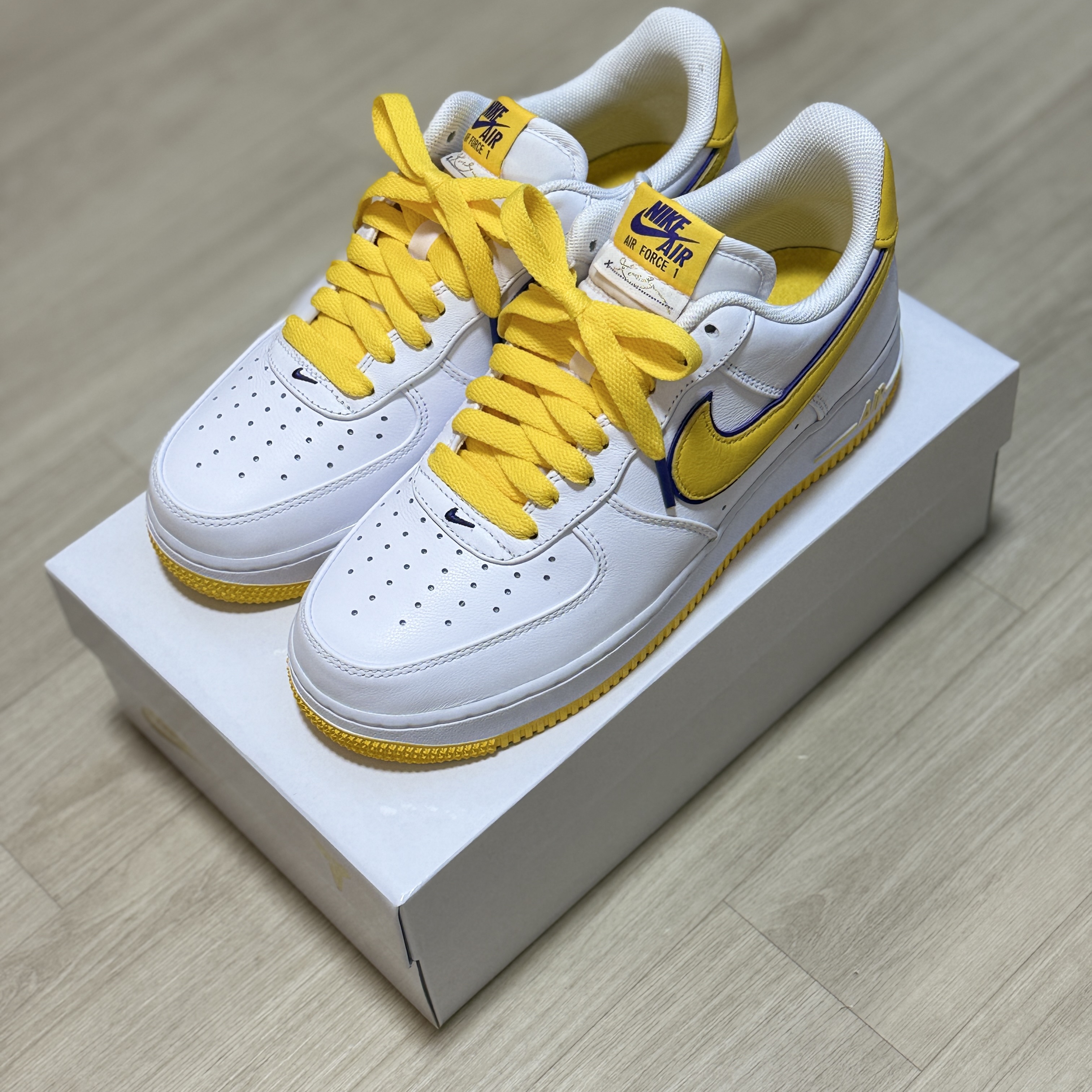 Nike x Kobe Bryant Air Force 1 Low Retro QS Varsity Maize and Varsity Purple 착용 스타일 - 3