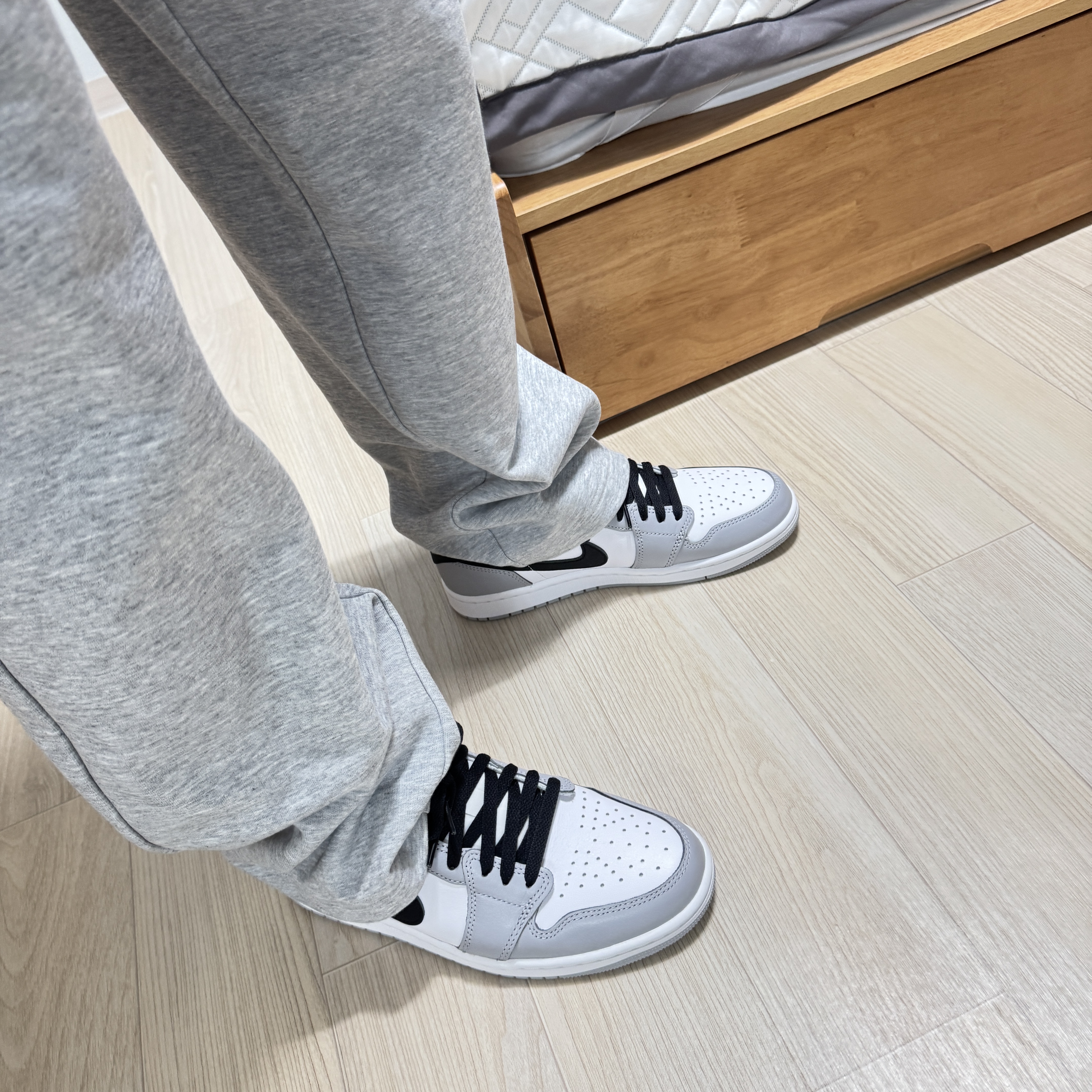 Jordan 1 Retro Low OG Wolf Grey and White 착용 스타일 - 2