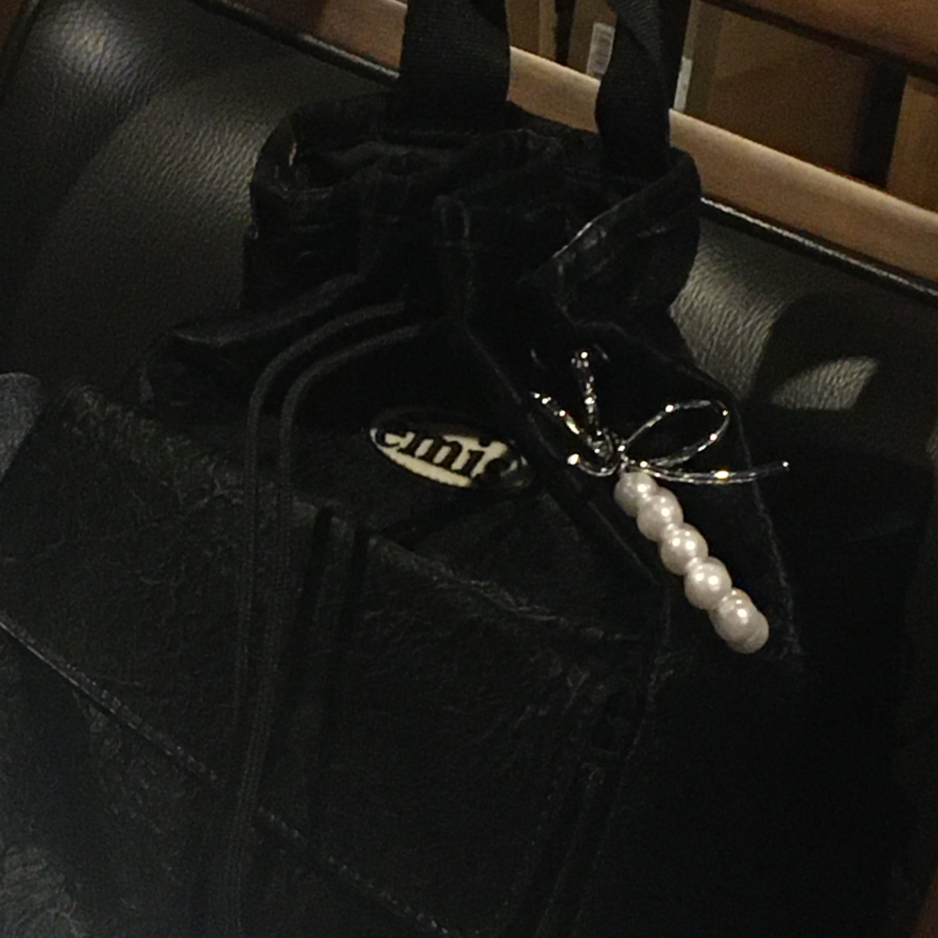 Emis Mini Wappen Pocket Backpack Black 착용 스타일 - 1