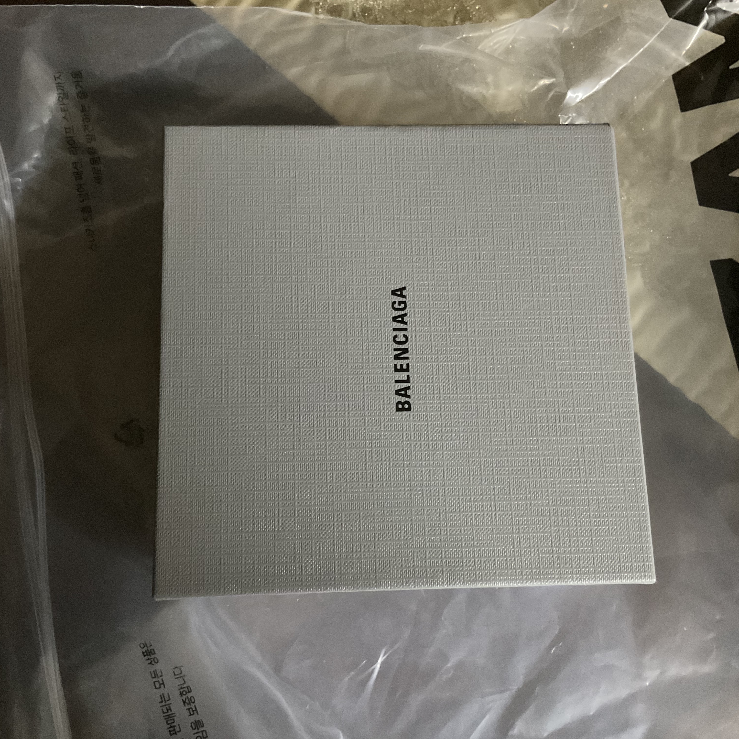 Balenciaga Cash Square Folded Wallet Black 착용 스타일 - 1