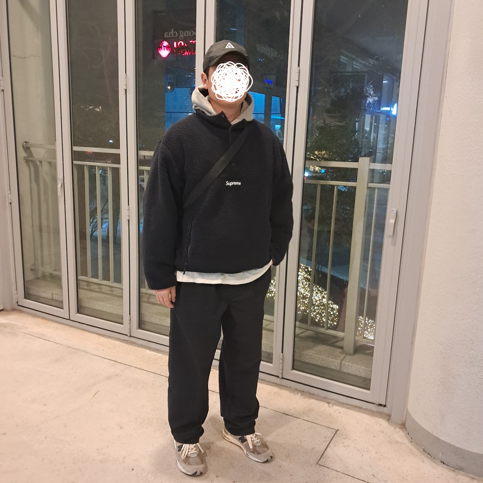 Supreme Polartec Shearling Reversible Pullover Black - 24FW, New Balance x JJJJound 991 Made in UK Grey 착용 스타일 - 1