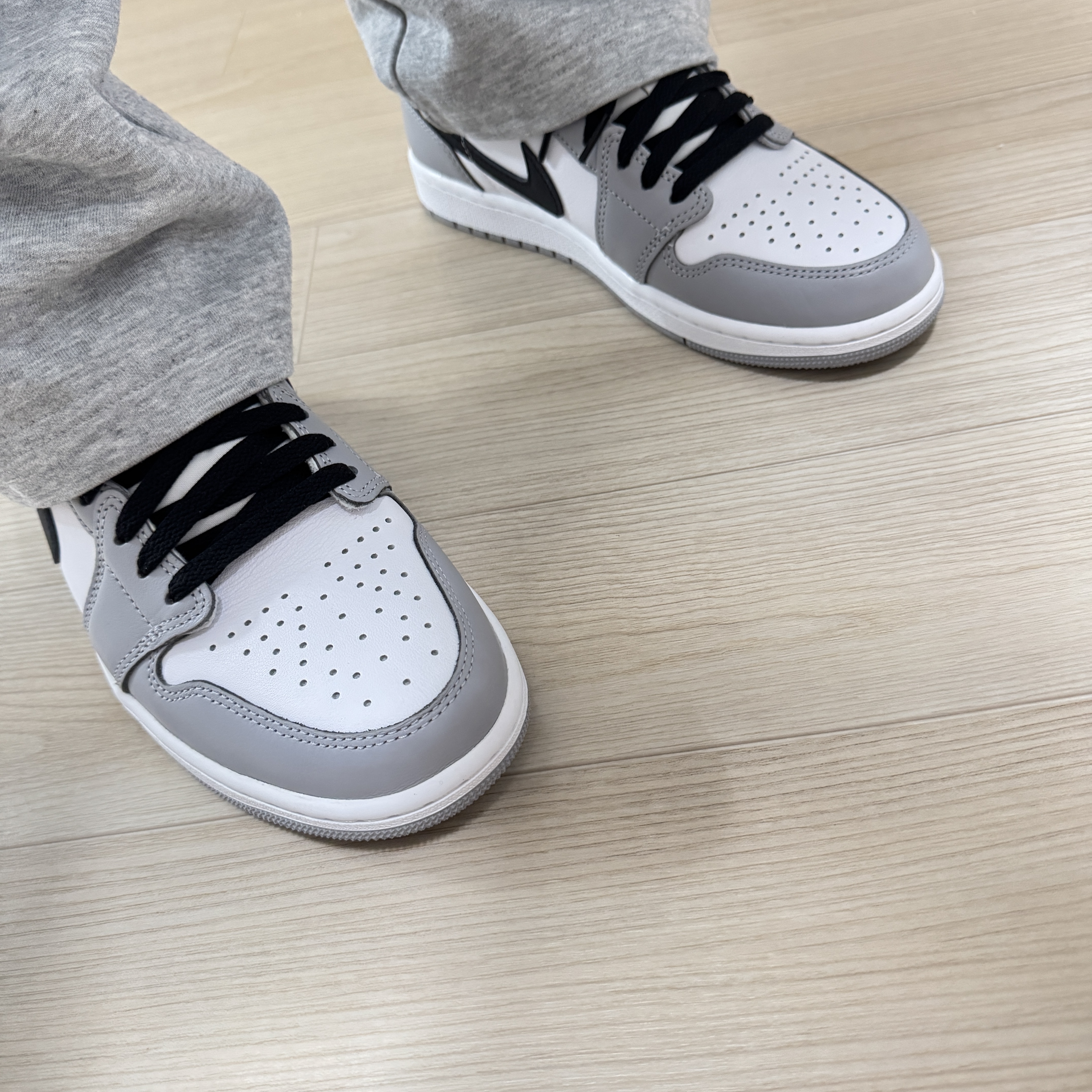 Jordan 1 Retro Low OG Wolf Grey and White 착용 스타일 - 1
