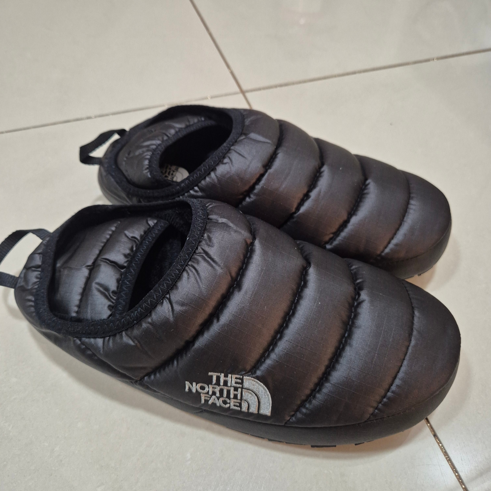 The North Face Nuptse Mule Black 착용 스타일 - 2