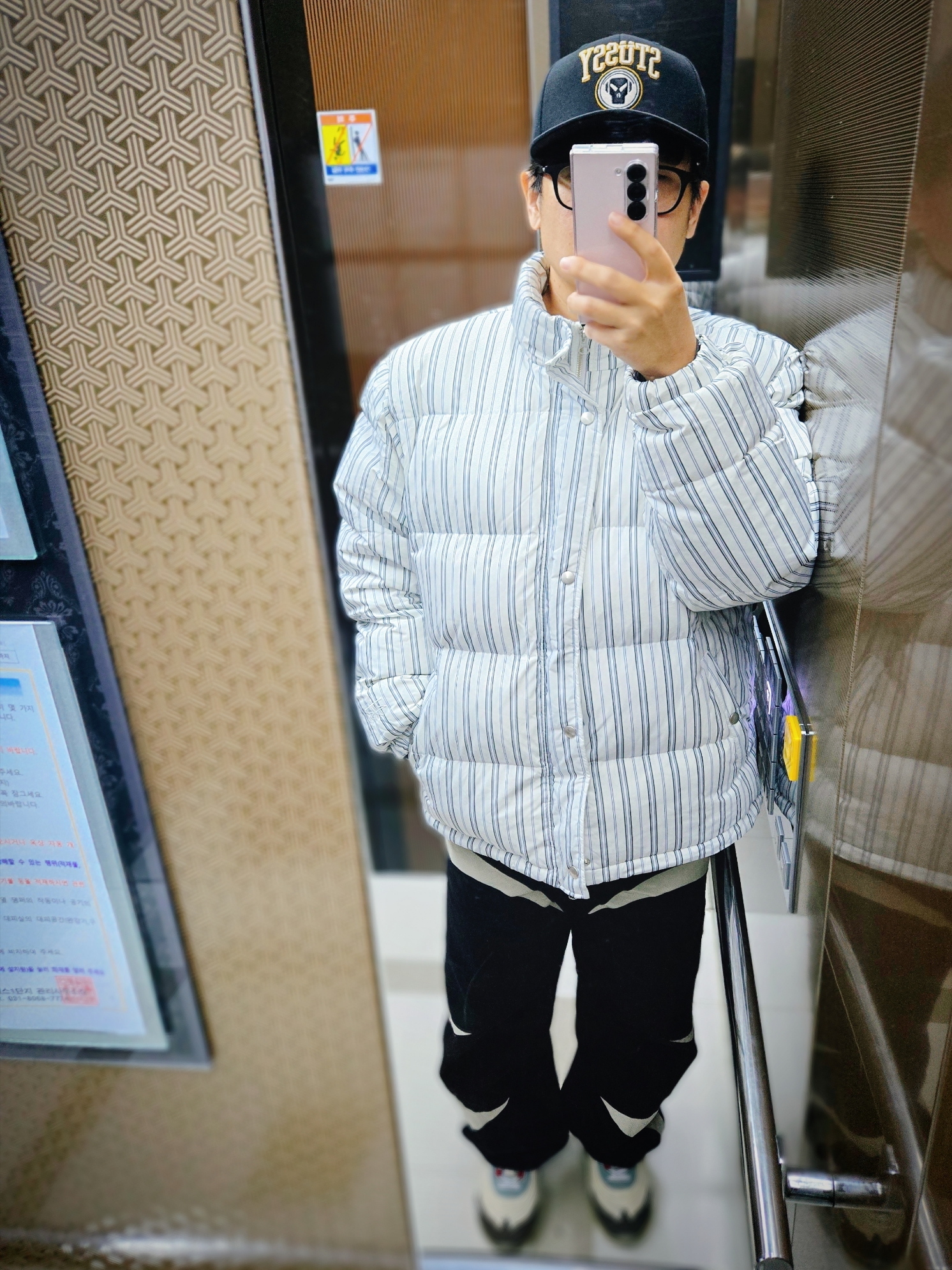 Stussy Stripe Down Puffer Jacket Bone, Stussy x Goldie Metalheadz 30 Snapback Black 착용 스타일 - 1