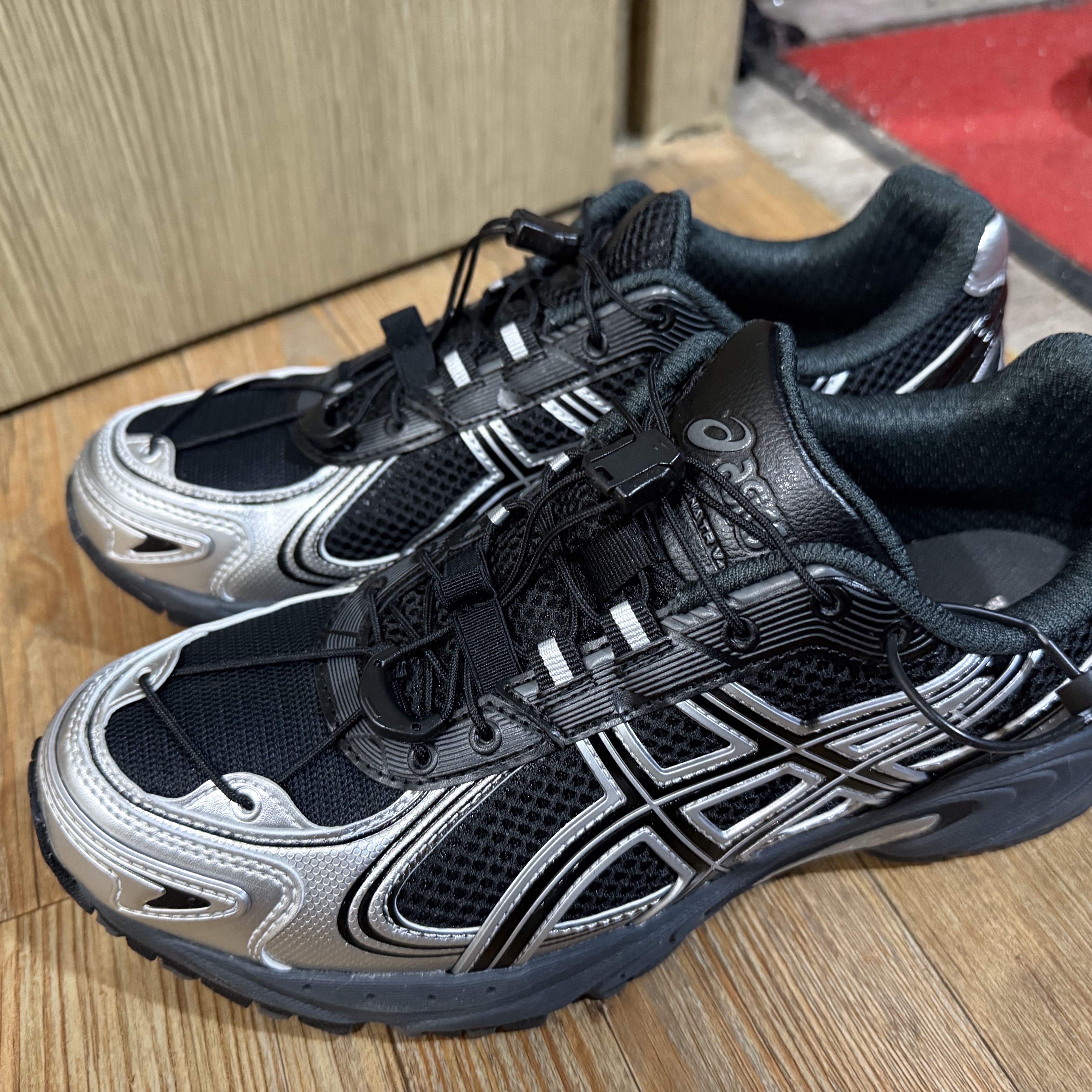 Asics Gel-Kahana TR V4 Carbon Black 착용 스타일