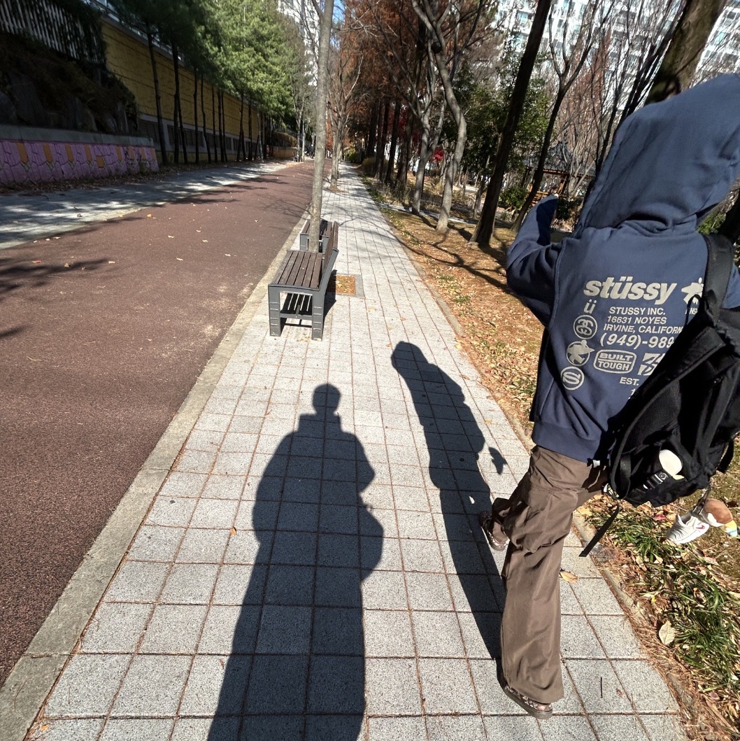 Stussy DNA Zip Hoodie Navy 착용 스타일