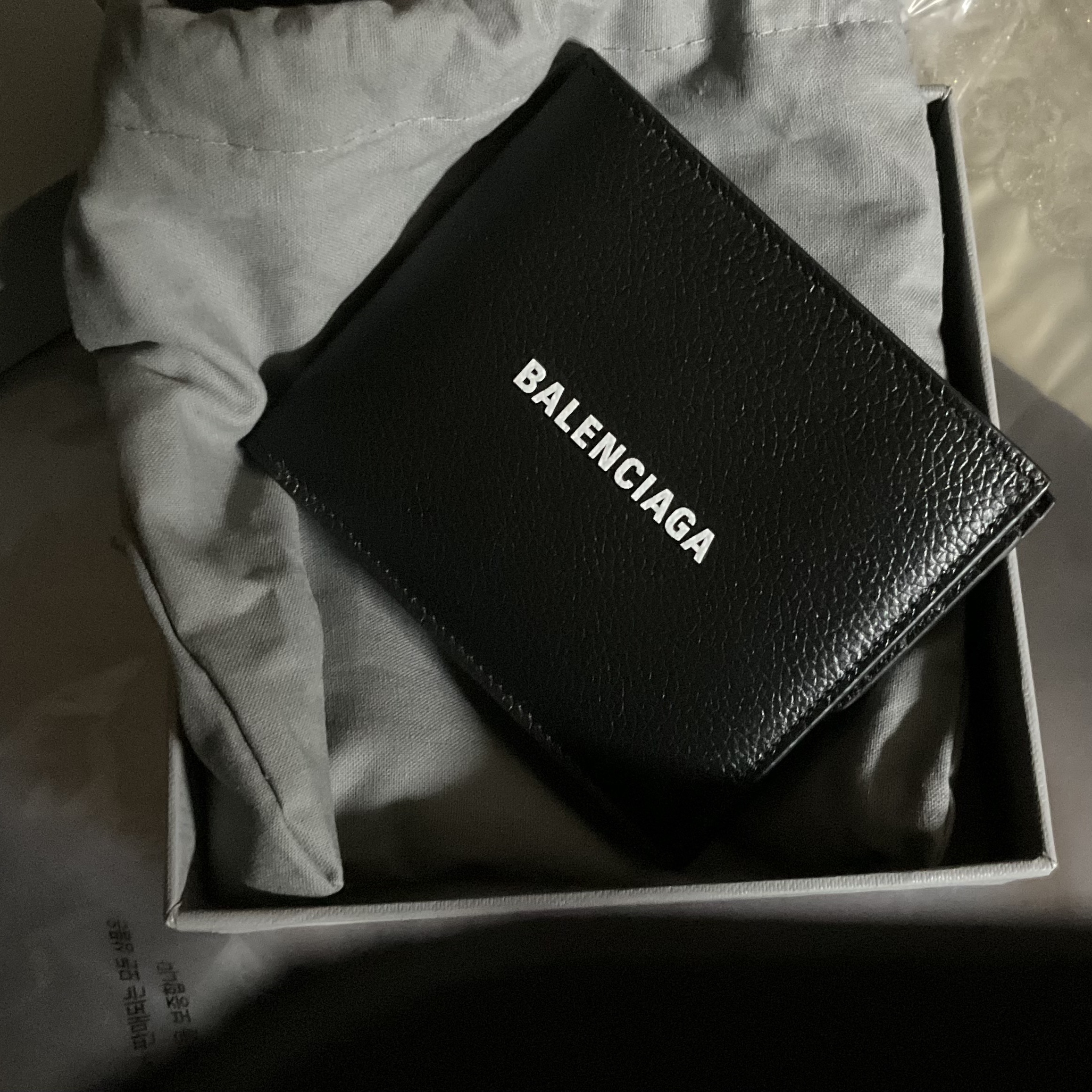 Balenciaga Cash Square Folded Wallet Black 착용 스타일 - 3