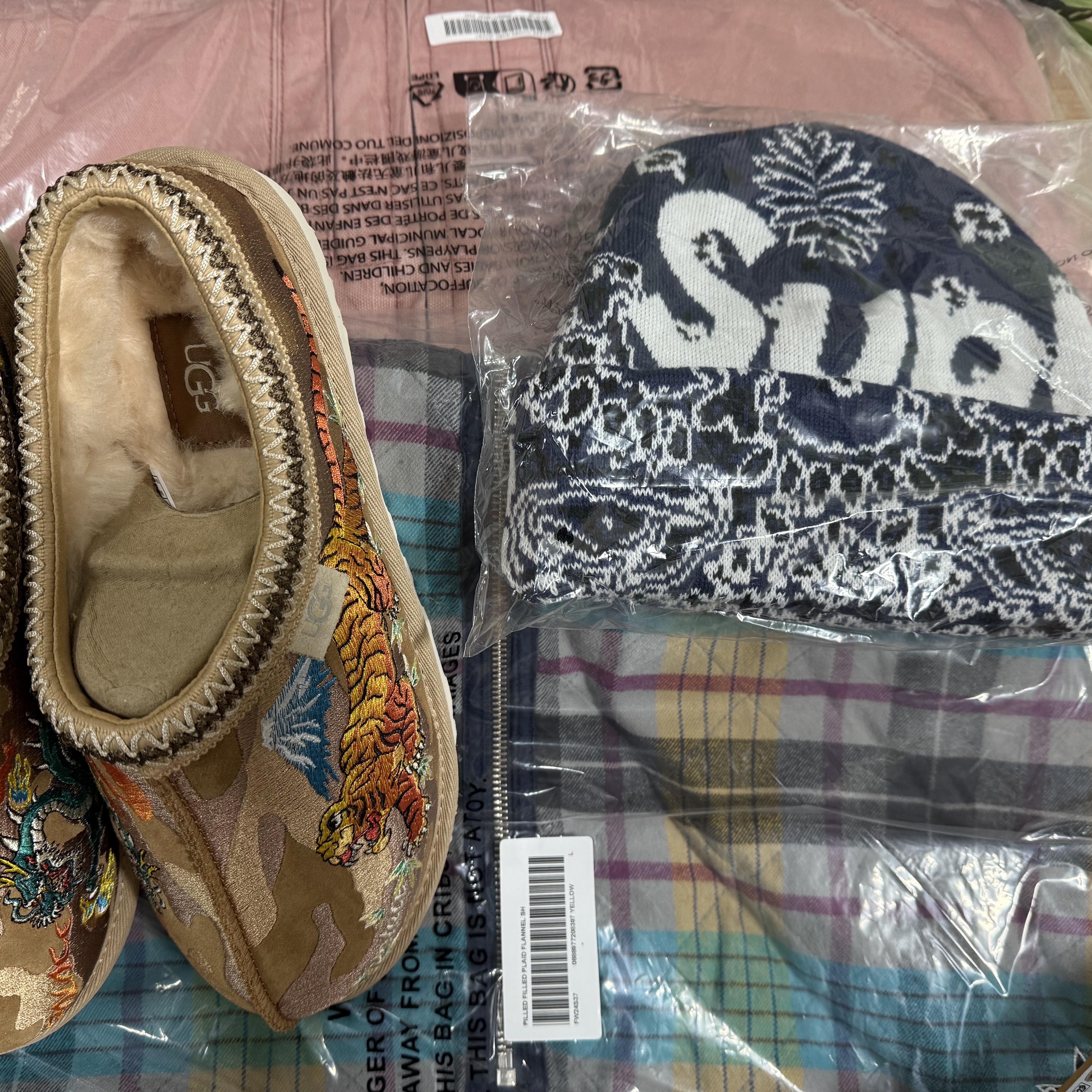 UGG x Palace Tasman Slipper Chestnut Camo, Supreme Big Logo Beanie Navy Bandana - 24FW 착용 스타일