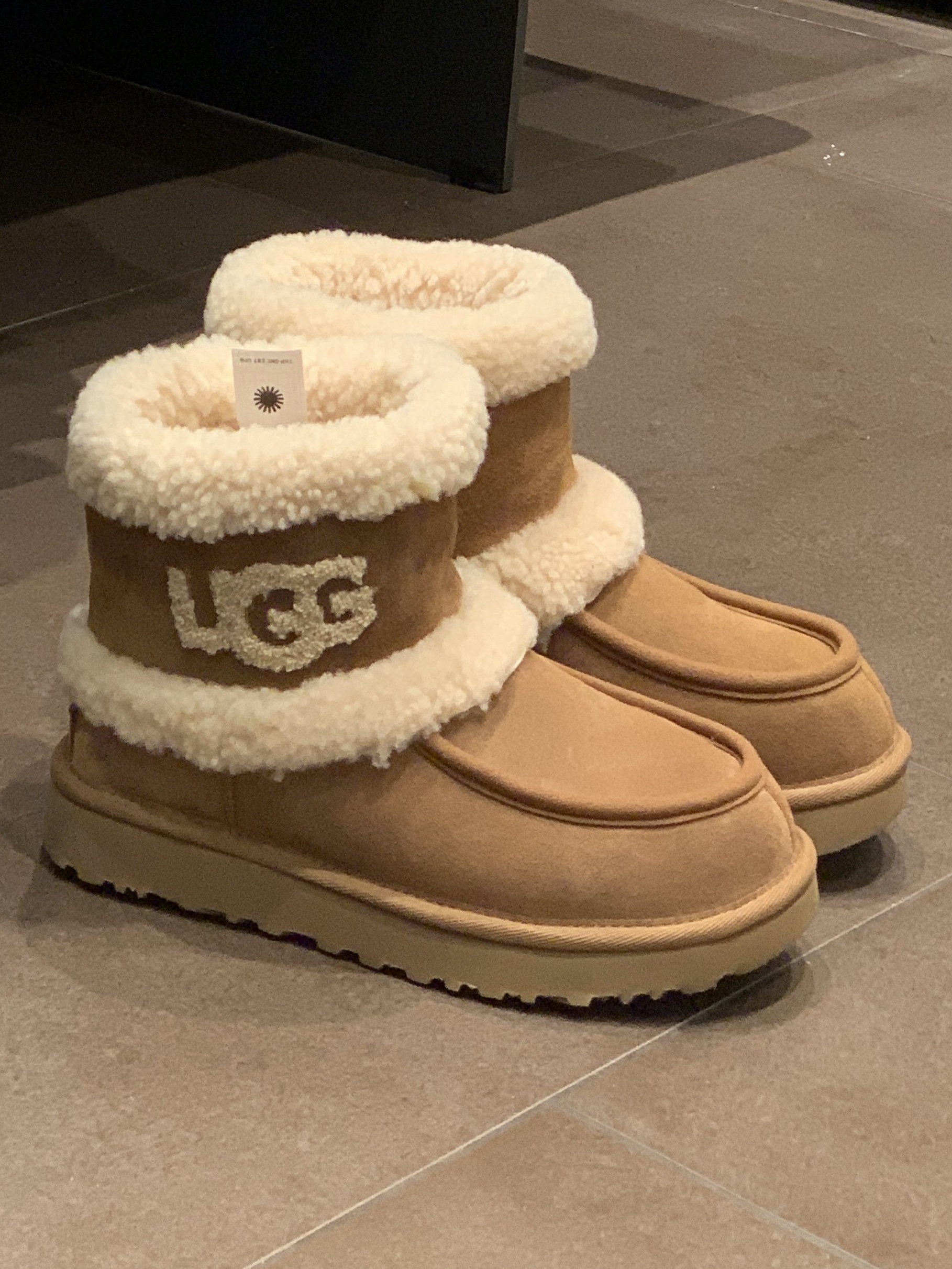 (W) UGG Ultra Mini UGG Fluff Chestnut 착용 스타일 - 1