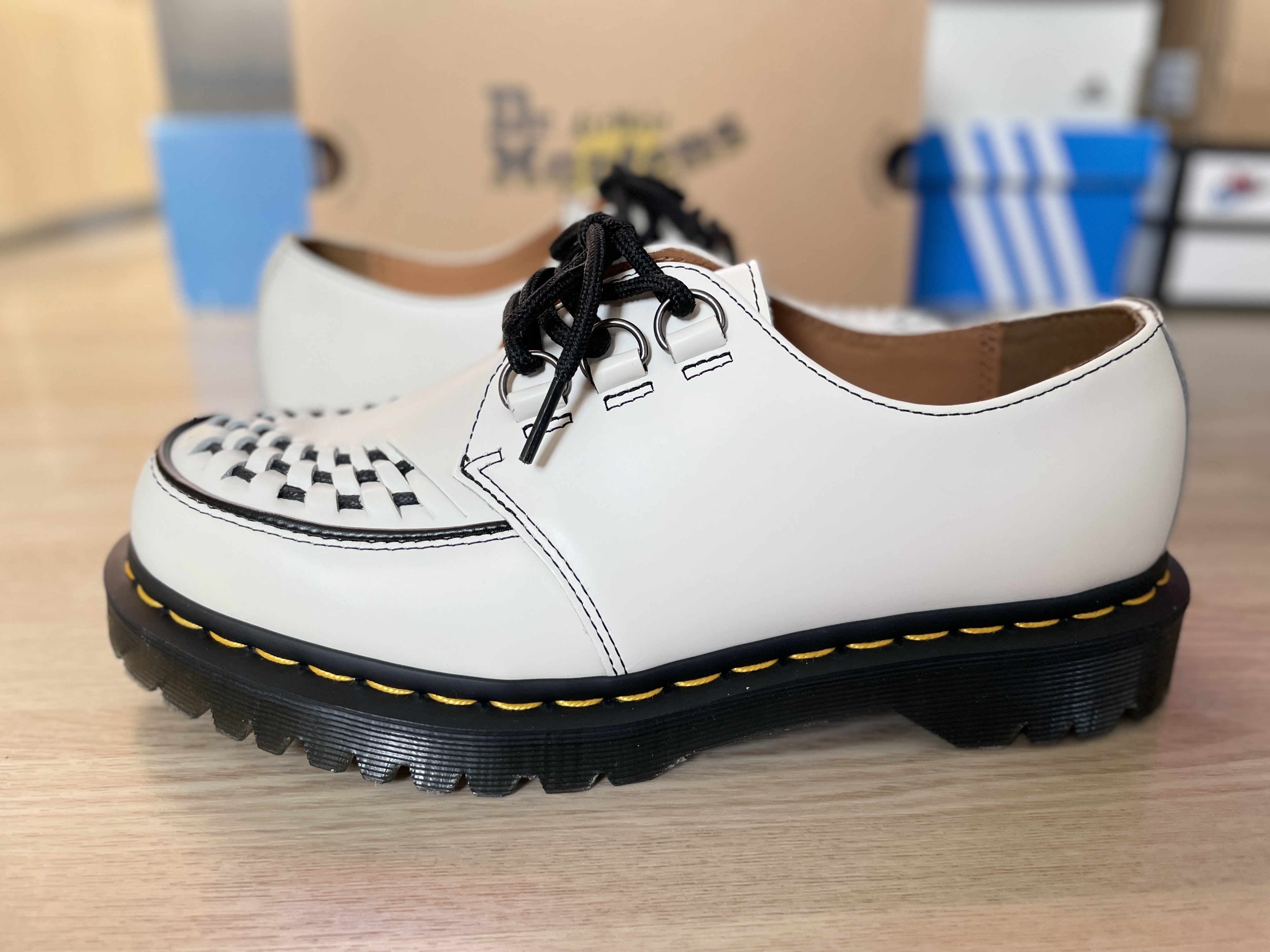 Dr. Martens x Supreme Ramsey Creeper Silver 착용 스타일 - 1