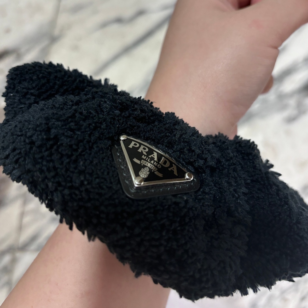 (W) Prada Terry Scrunchie Black 착용 스타일