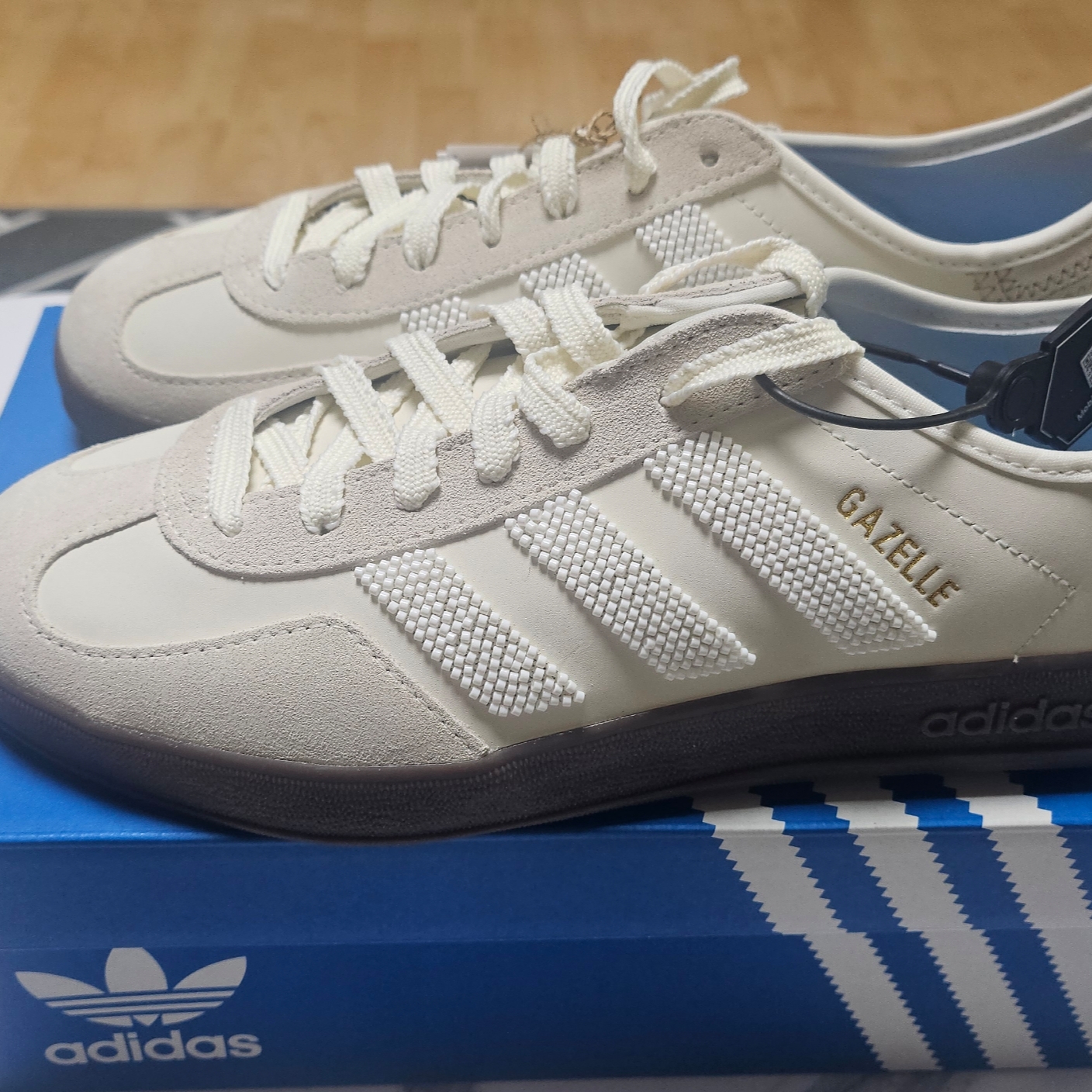 Adidas x Clot Gazelle OG Off White Cloud White 착용 스타일 - 2