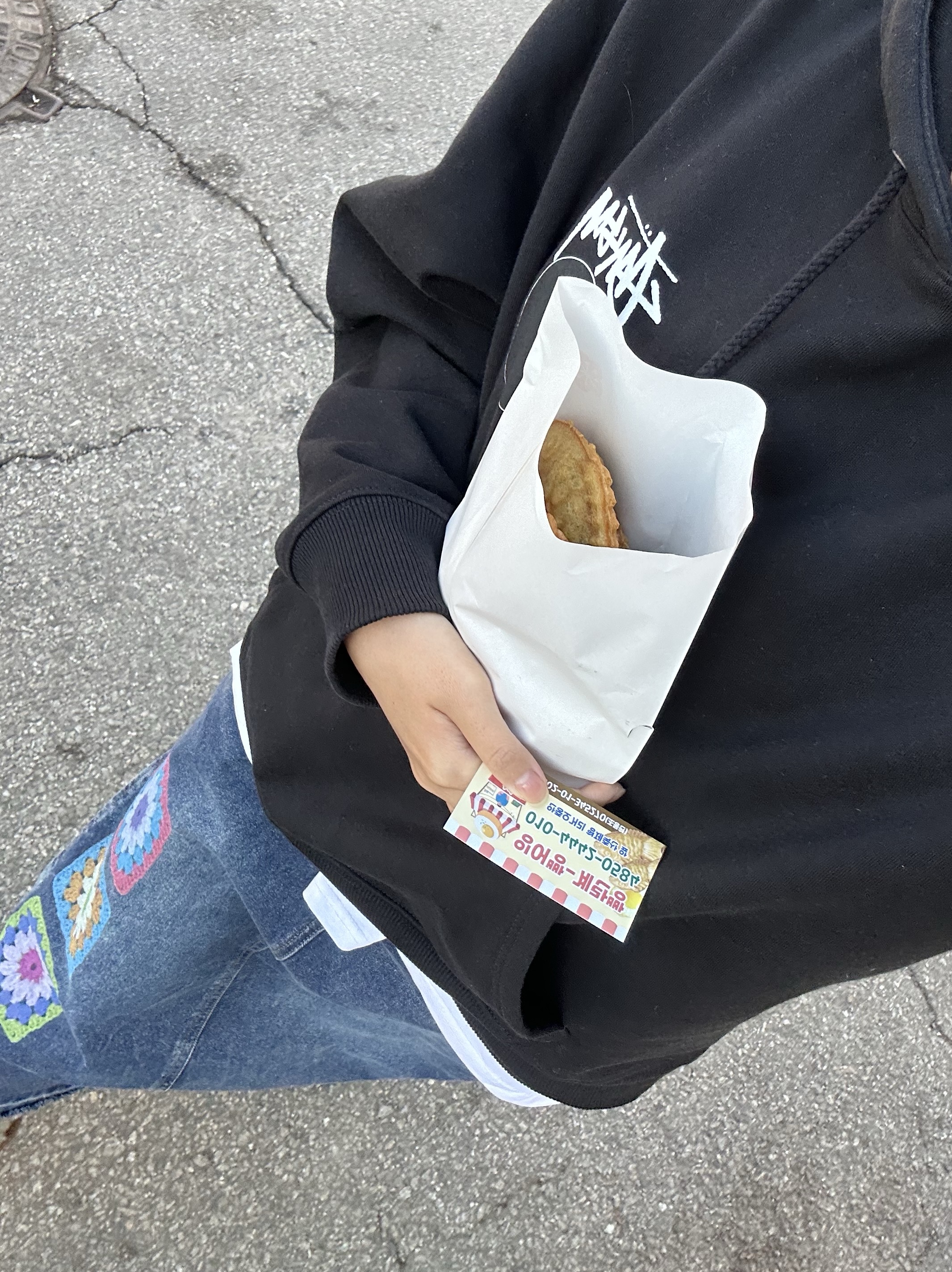 (W) UGG Classic Mini II Boots Chestnut, Stussy 8 Ball Hoodie Black - 21FW 착용 스타일 - 2