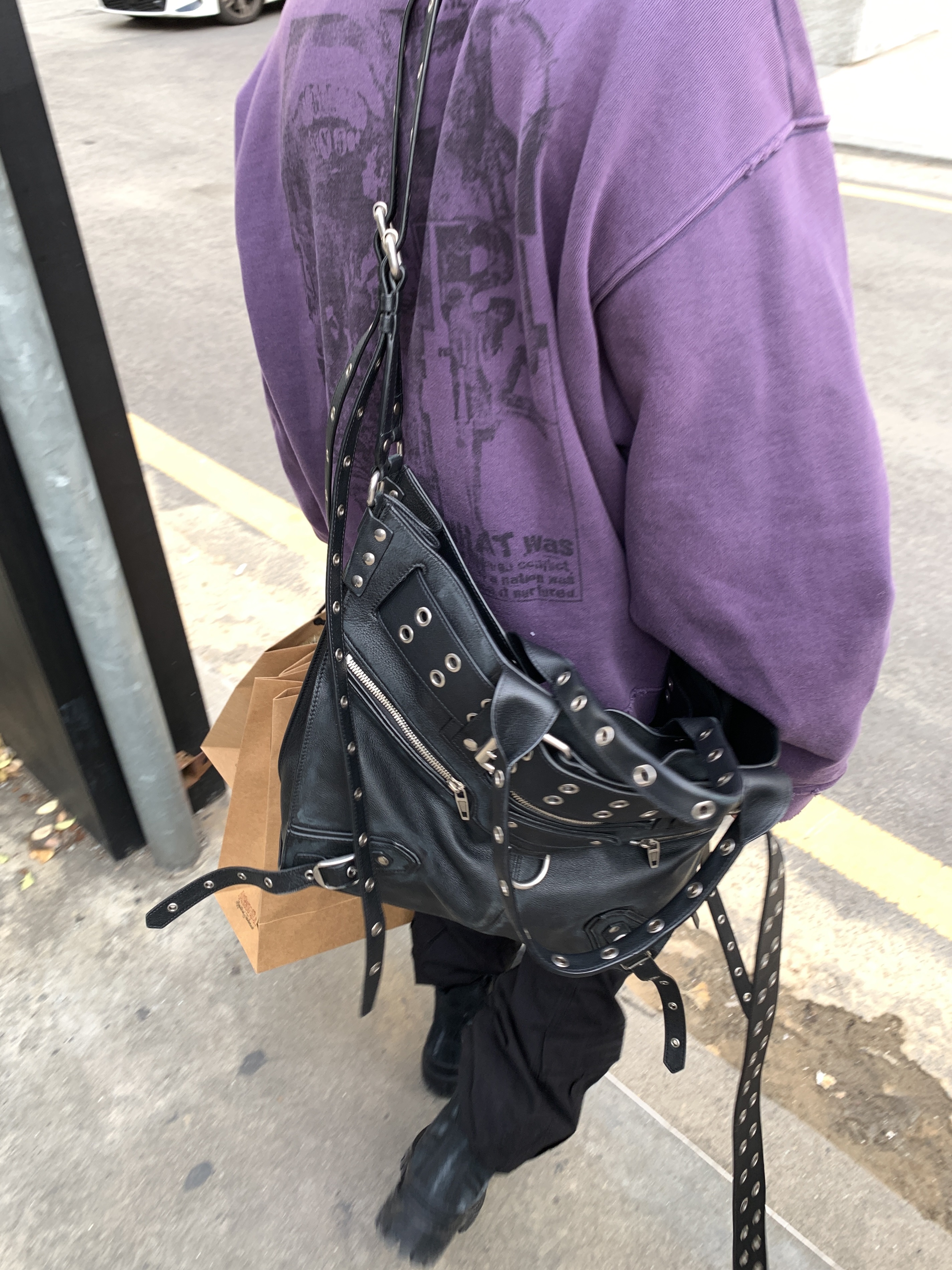 Balenciaga Emo Bucket Bag in Washed Calfskin Black, Balenciaga Emo XS Bucket Bag in Washed Calfskin Black 착용 스타일 - 6
