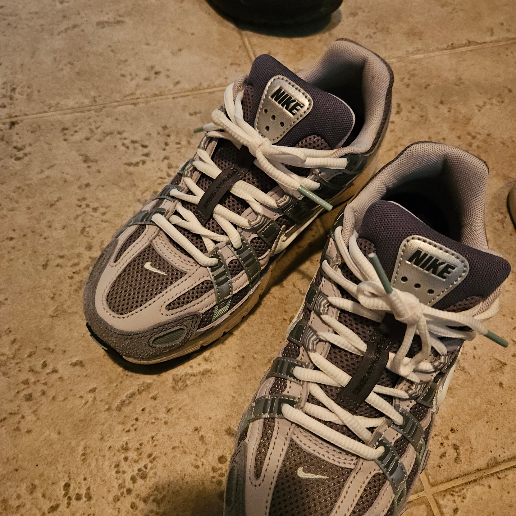 Nike P-6000 Flat Pewter Light Iron Ore 착용 스타일