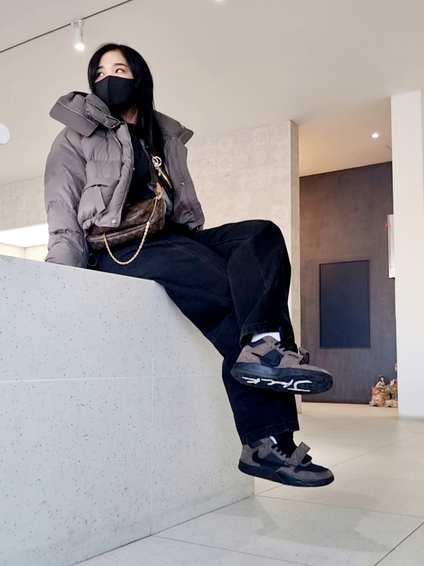 Jordan x Travis Scott Jumpman Jack TR Black and Dark Mocha 착용 스타일 - 3