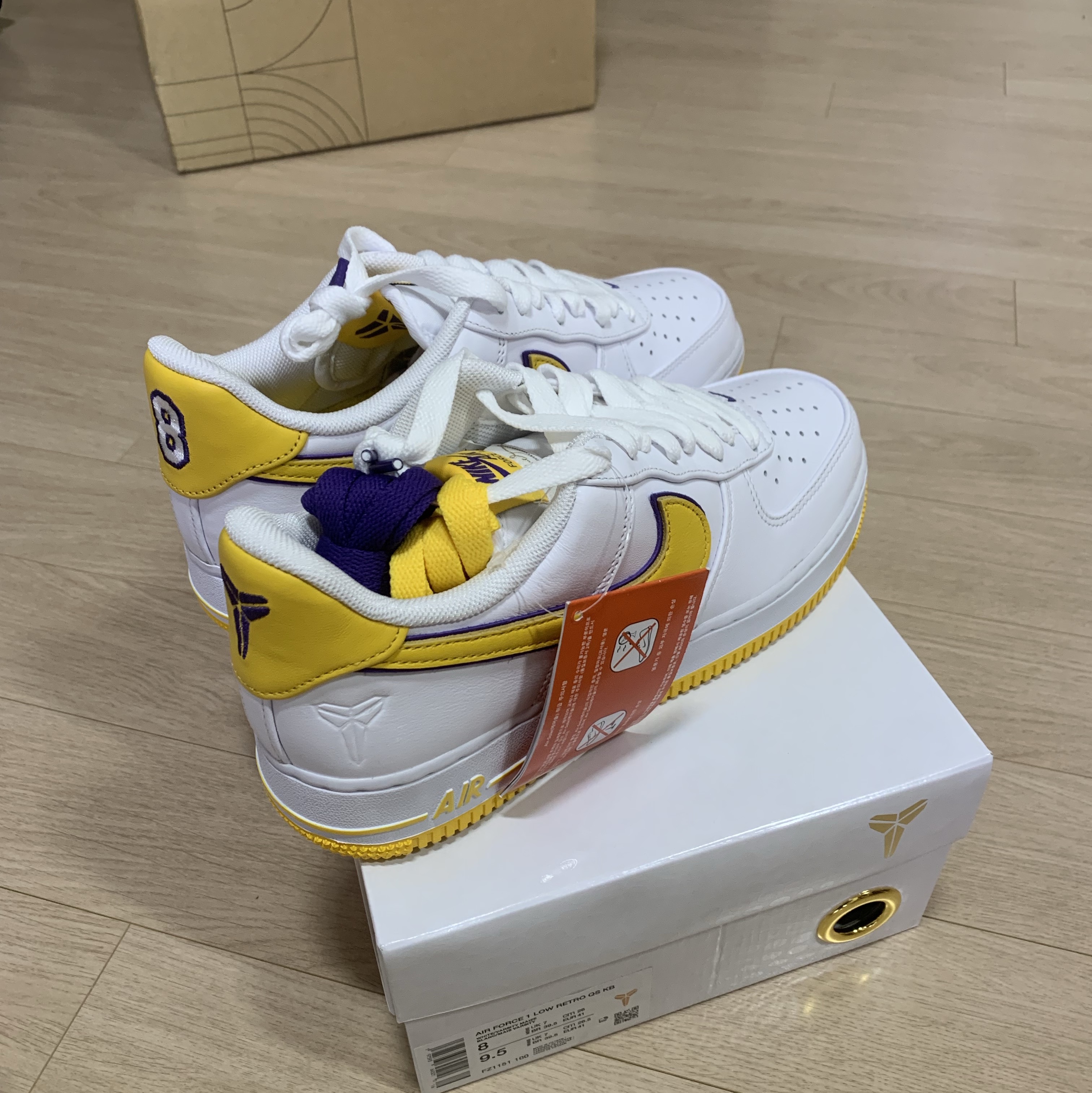 Nike x Kobe Bryant Air Force 1 Low Retro QS Varsity Maize and Varsity Purple 착용 스타일 - 3