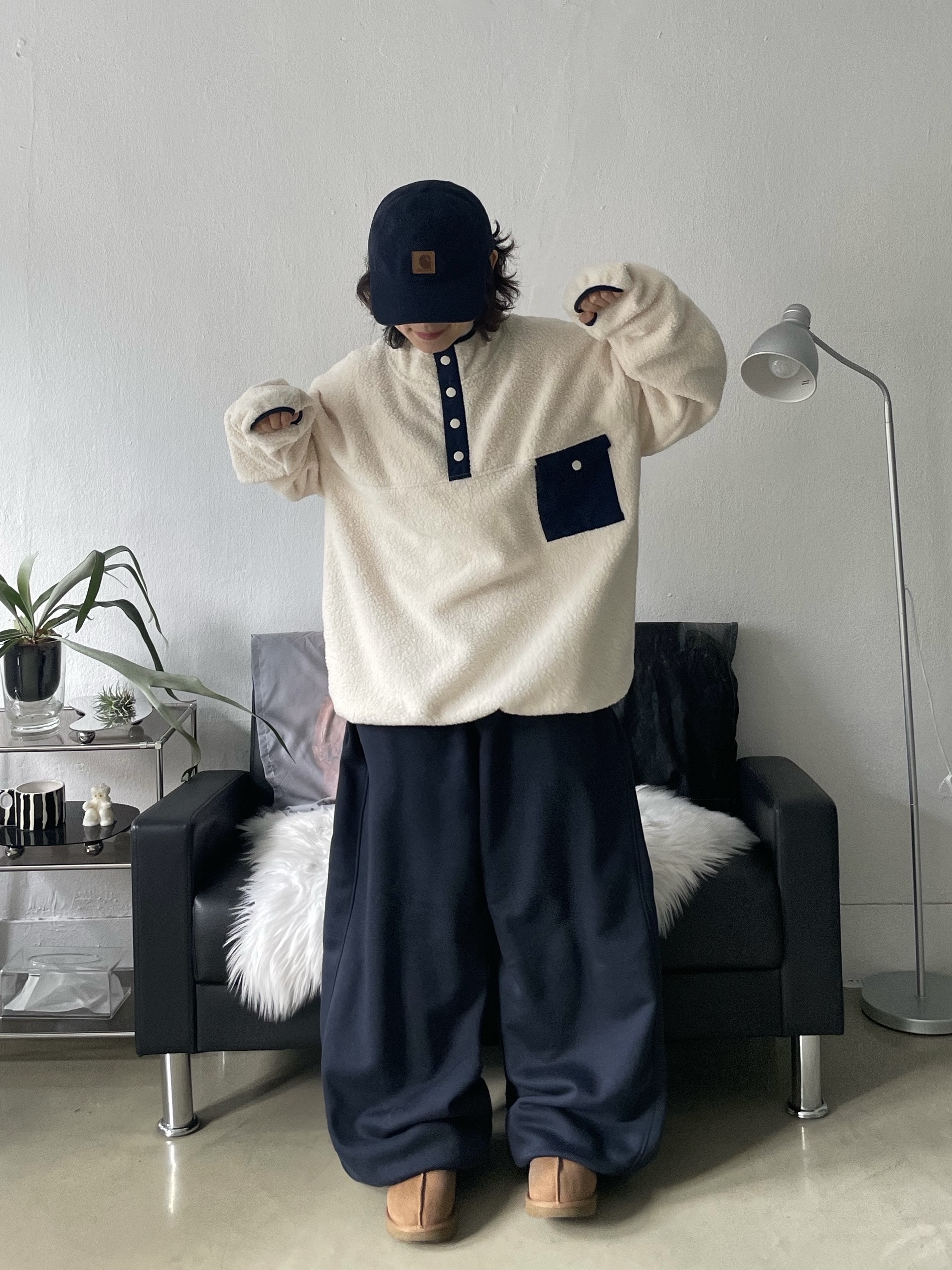 Carhartt Canvas Cap Navy, (W) UGG Tasman Slipper Chestnut 착용 스타일 - 1