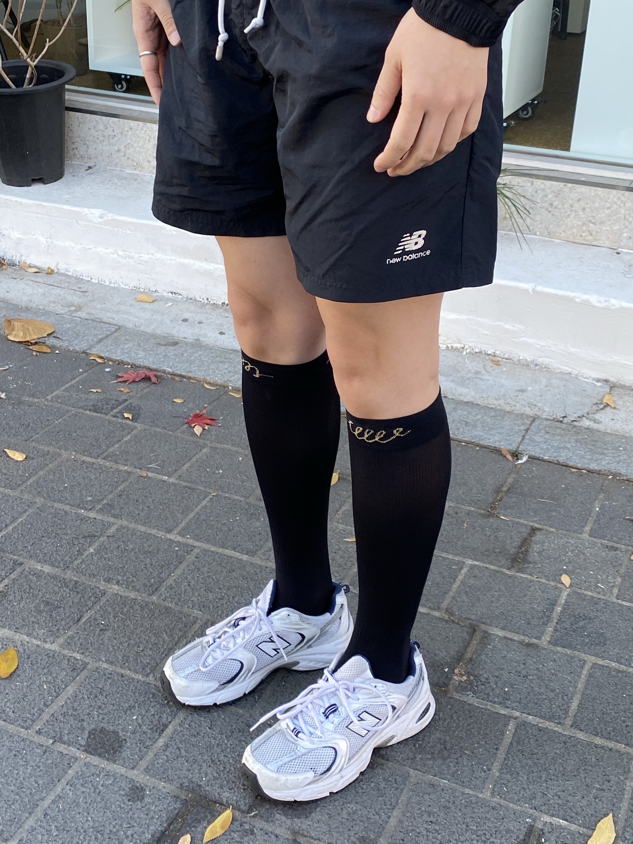 Socks Up Compression Running Knee Socks Black, New Balance 530 White 착용 스타일 - 4