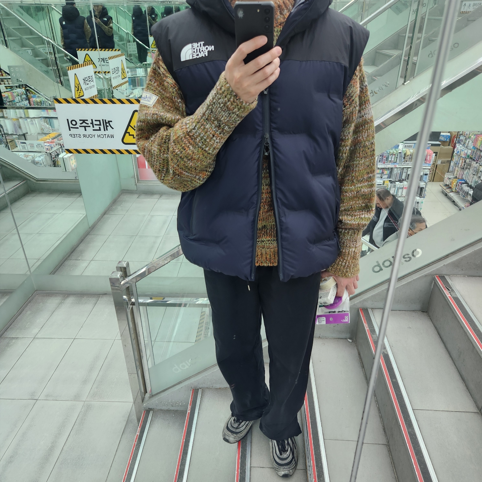 The North Face x Undercover Soukuu Cloud Down Nupste TNF Black Aviator Navy, Nike x Comme des Garcons Air Max 97 Black 착용 스타일