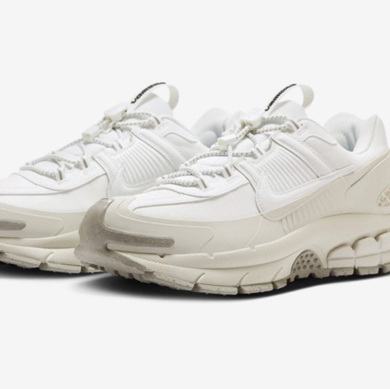 Nike Zoom Vomero Roam Summit White and Light Bone 착용 스타일
