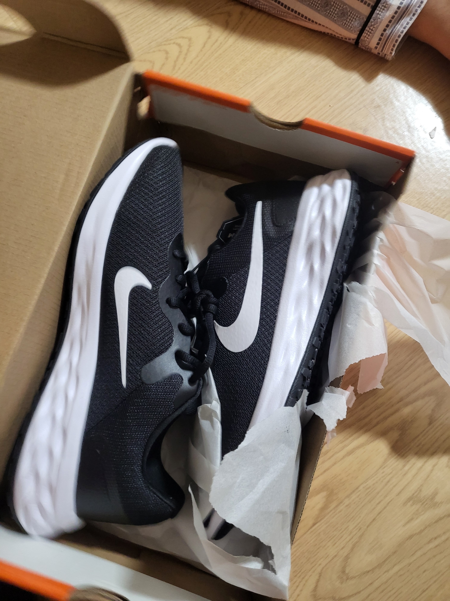 Nike Revolution 6 Next Nature Black Iron Grey White 착용 스타일 - 1