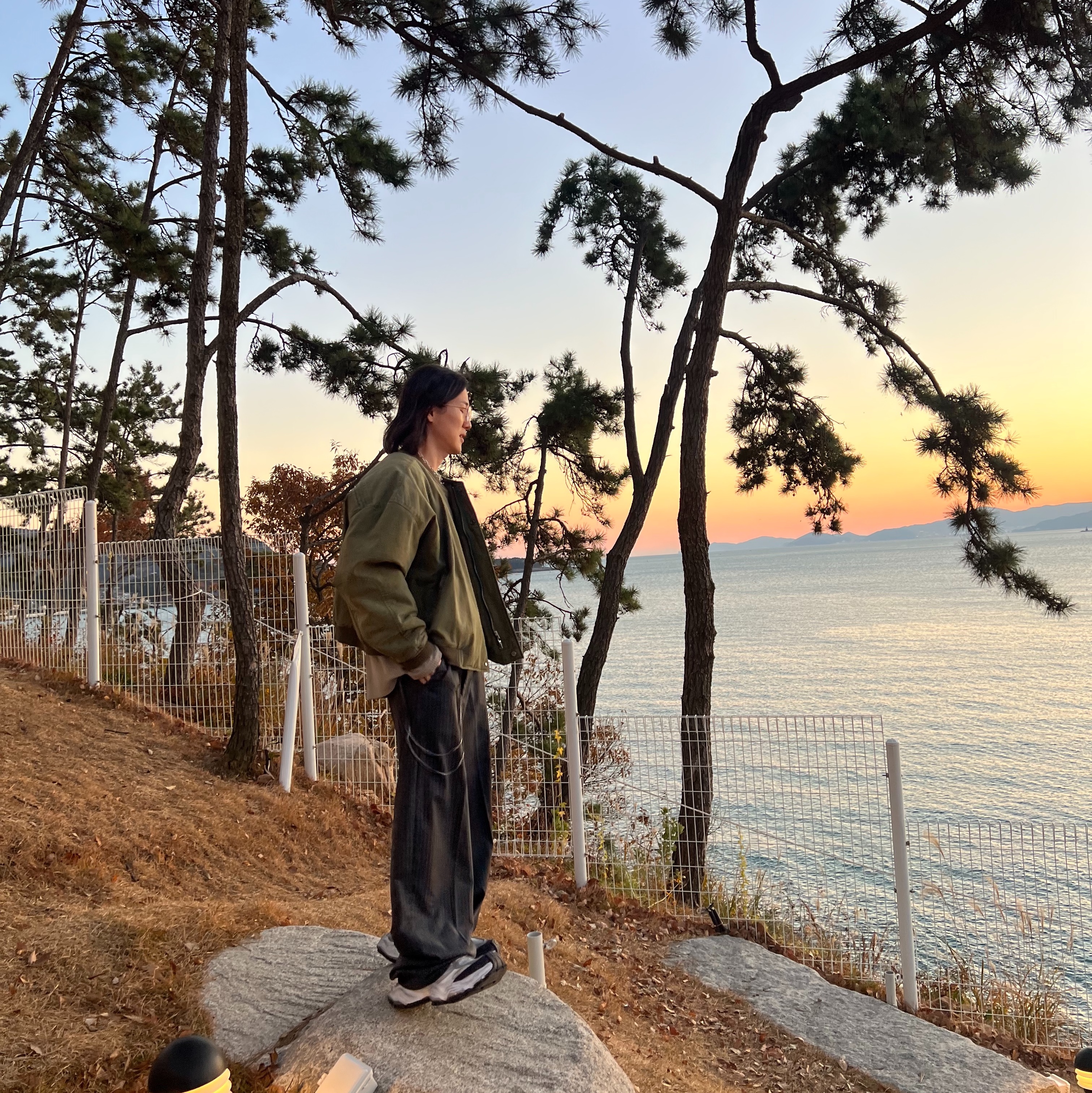 Nonnod Sulfur Dye Serge Bomber Jacket Vintage Khaki, Balenciaga Cargo Sneakers White Grey 착용 스타일 - 1