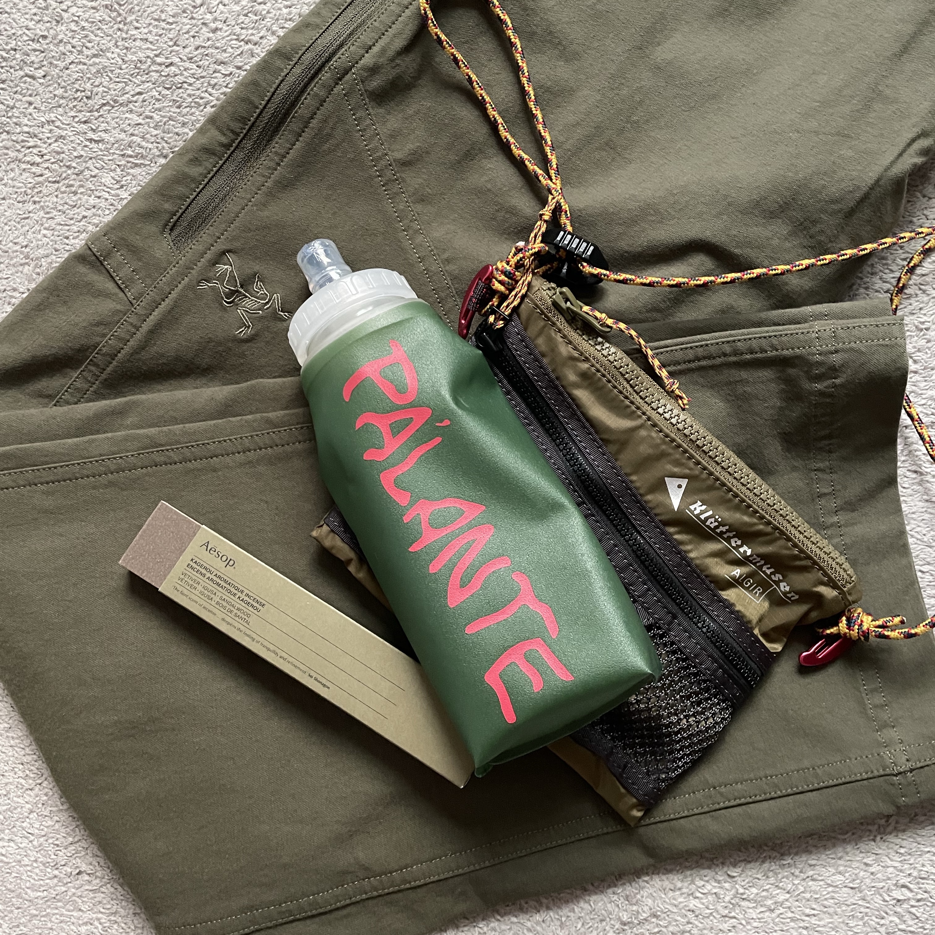 Arc'teryx Cronin Cotton Pants Tatsu, Klattermusen Algir Small Accessory Bag Olive 착용 스타일