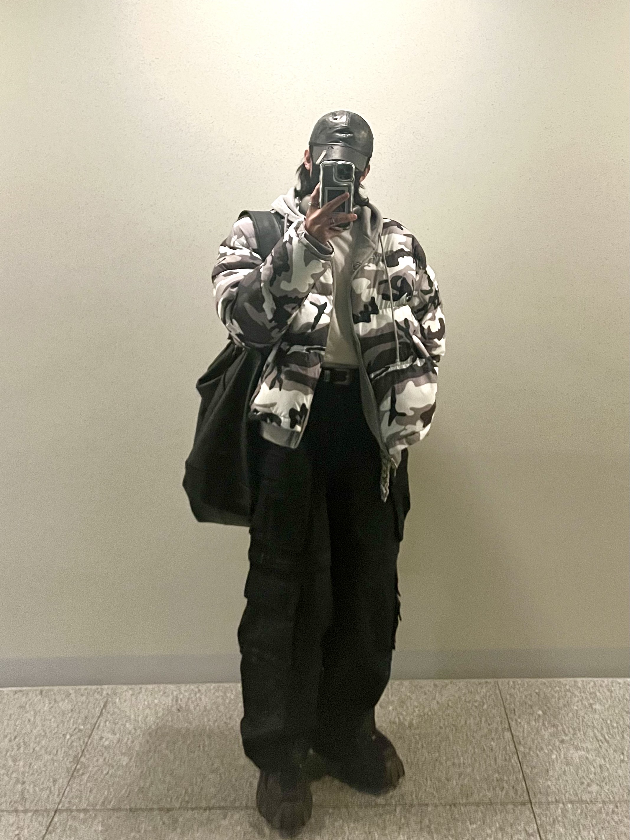 Project G/R Reversible Hooded Puffer Jacket Grey, Project G/R Oversized Convertible Cargo Pants Coated Black 착용 스타일