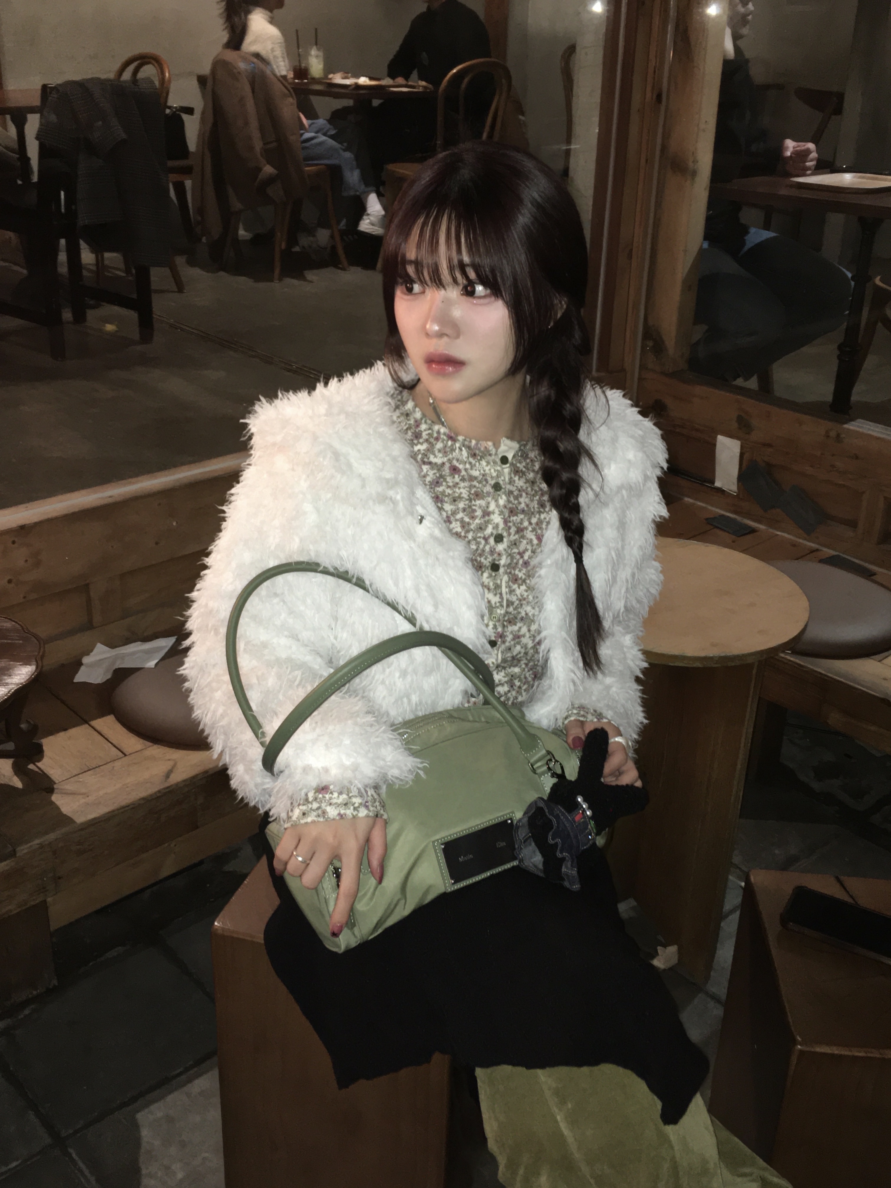 Matin Kim Sporty Tote Bag Black, Matin Kim Sporty Tote Bag Light Khaki 착용 스타일 - 5