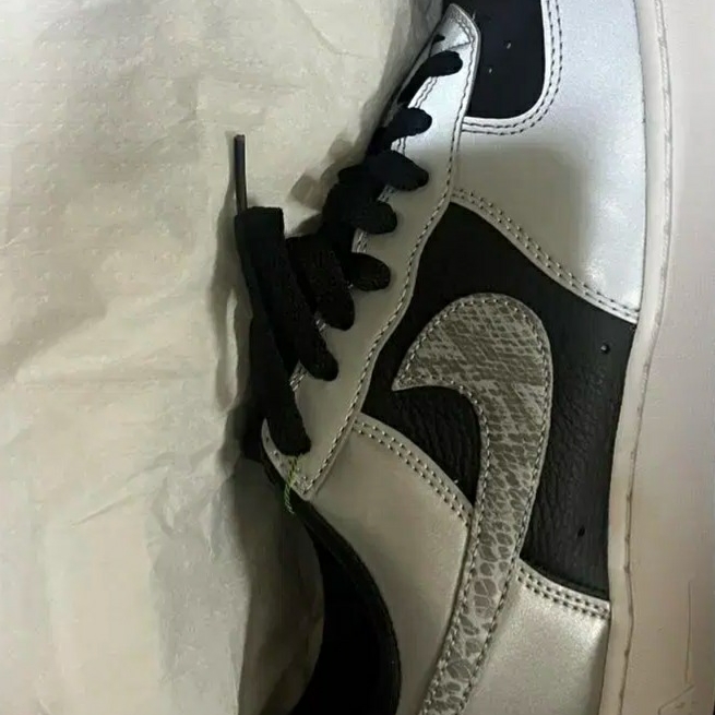 Nike Air Force 1 B Silver Snake 착용 스타일