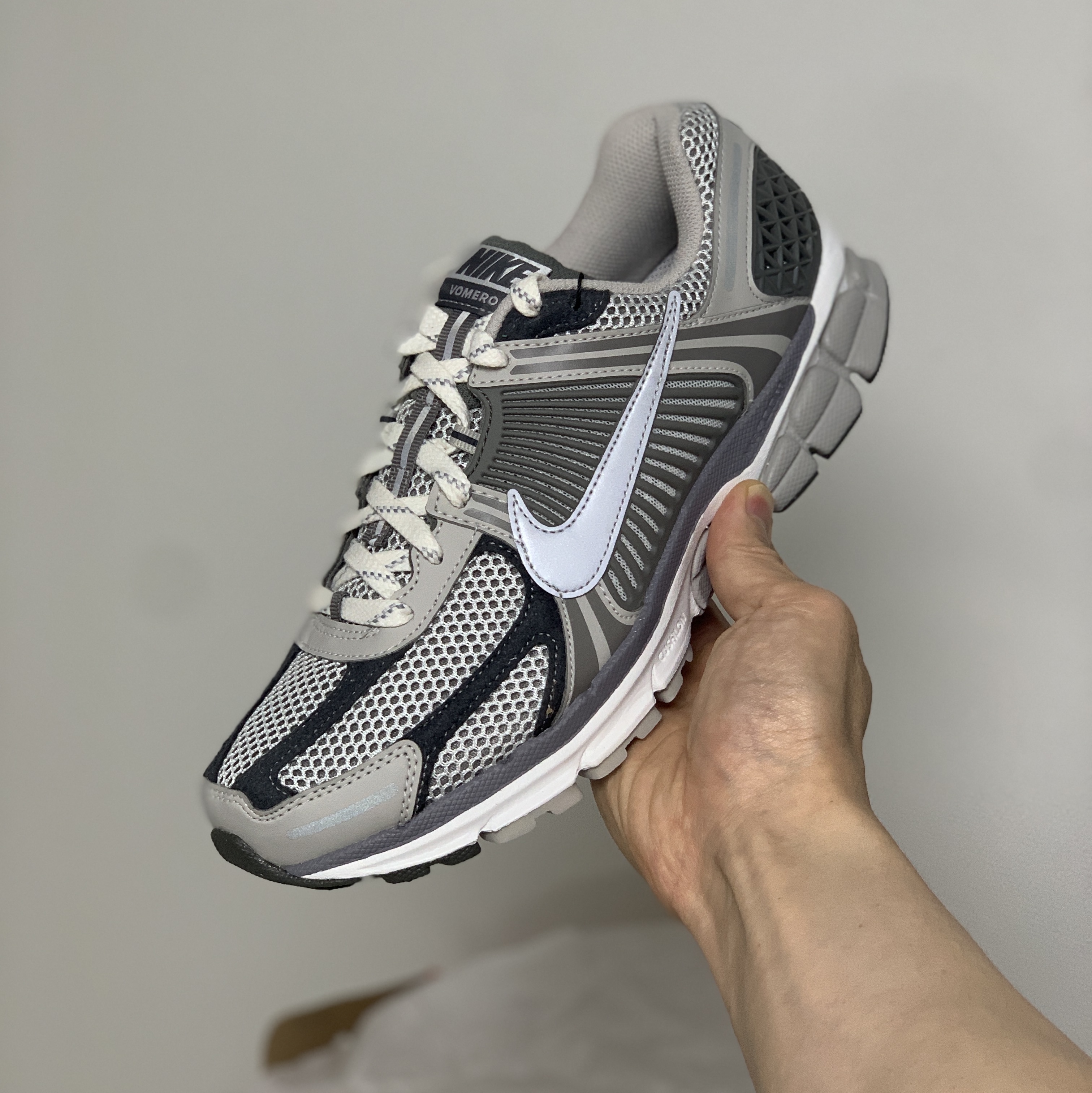 Nike Zoom Vomero 5 PRM Light Iron Ore and Flat Fewter 착용 스타일
