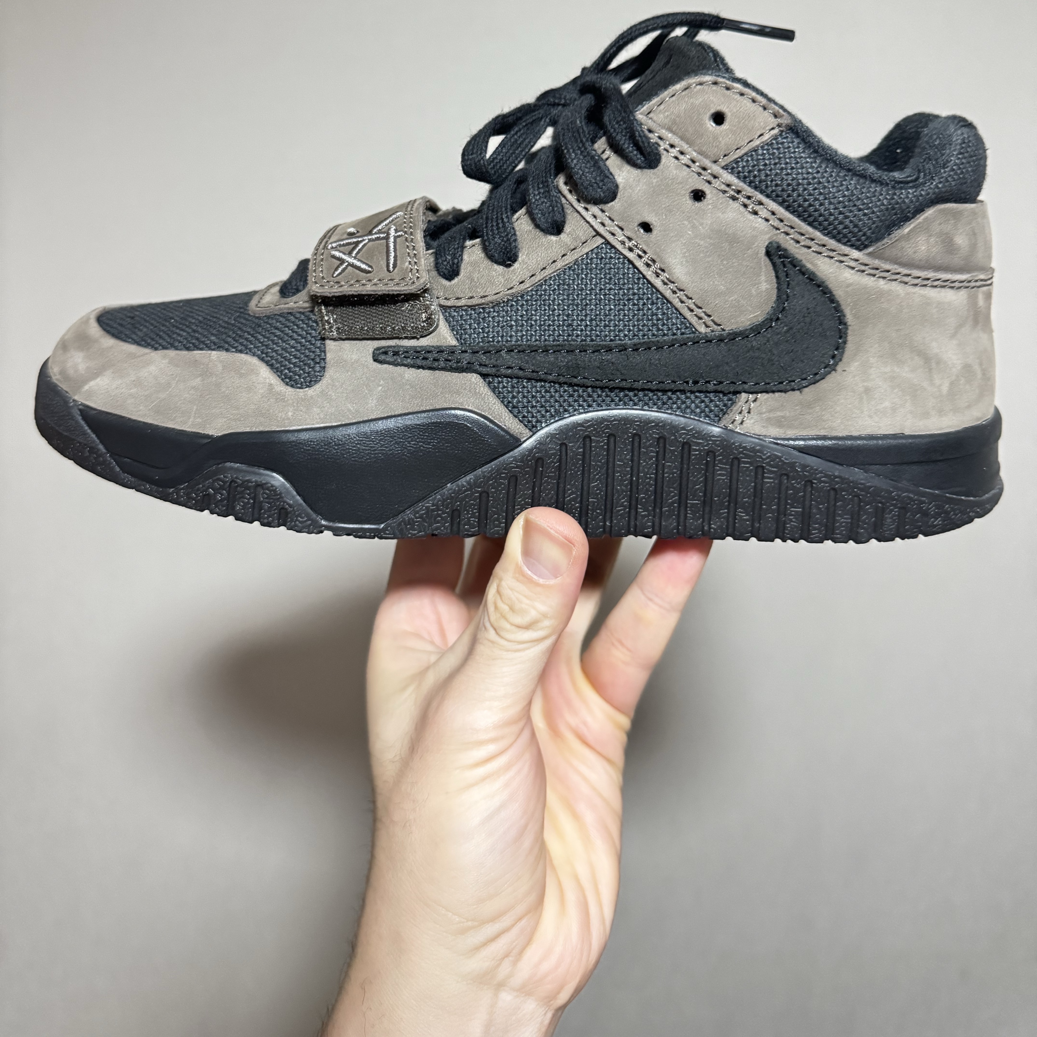 Jordan x Travis Scott Jumpman Jack TR Black and Dark Mocha, Hoka Ora Primo Black 착용 스타일