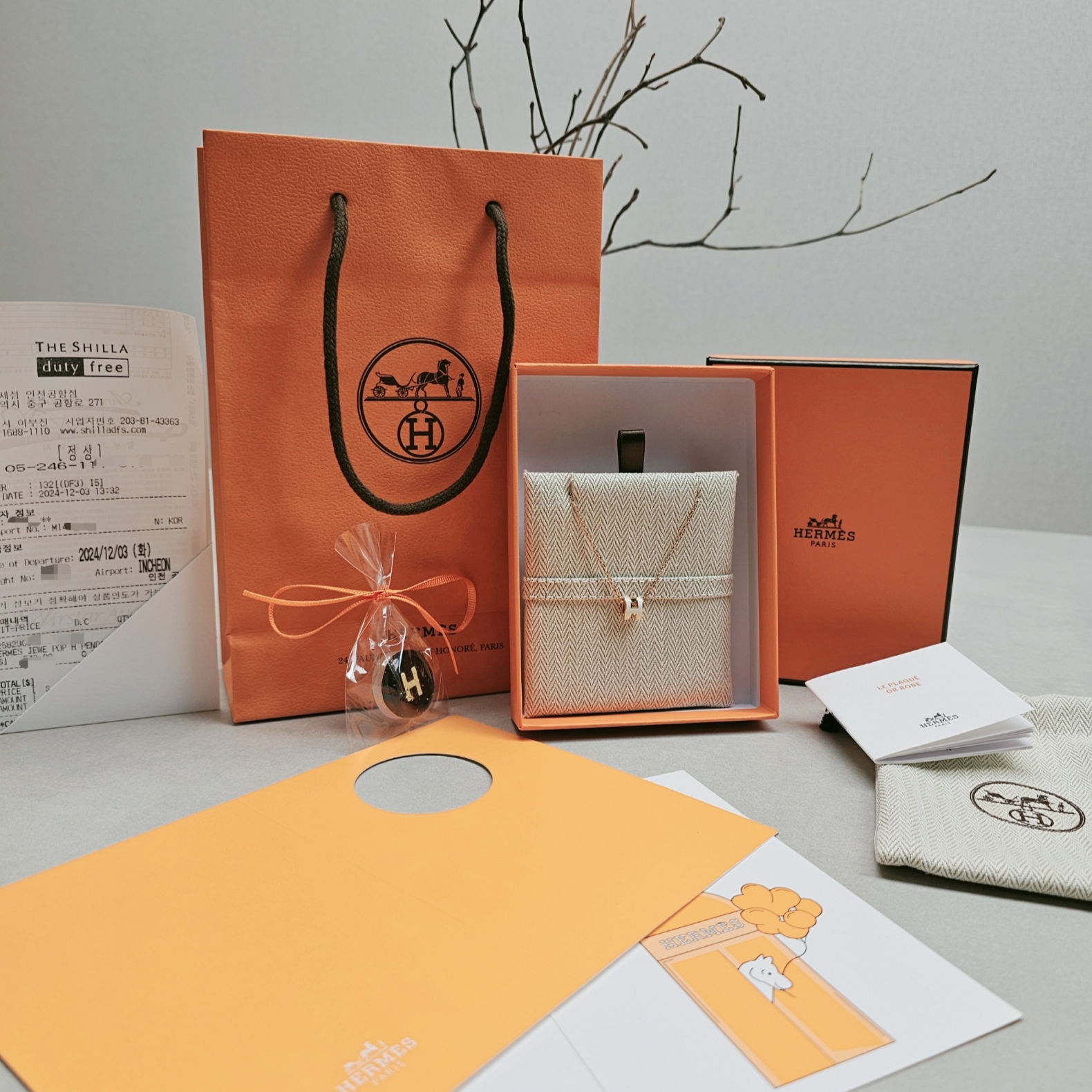 (W) Hermes Mini Pop H Pendant Rose Gold & Blanc 착용 스타일
