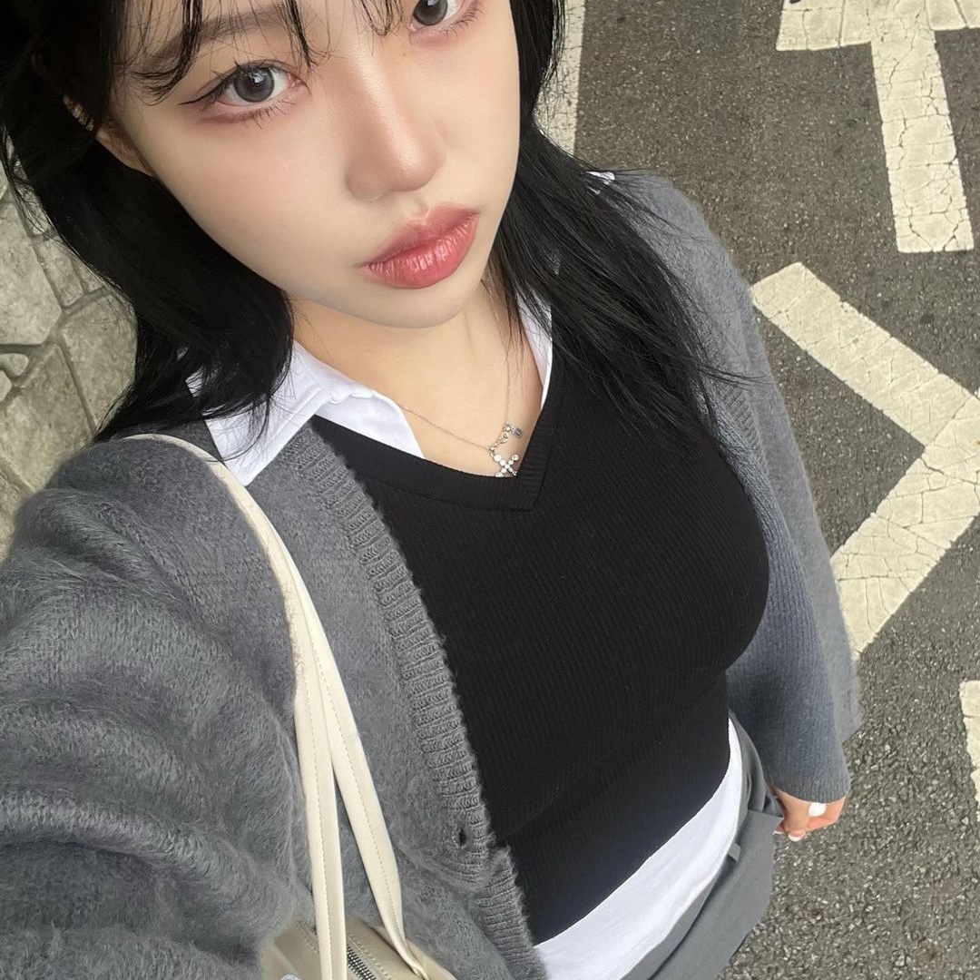 MELLOW Check Brushed Cardigan Grey 착용 스타일 - 3