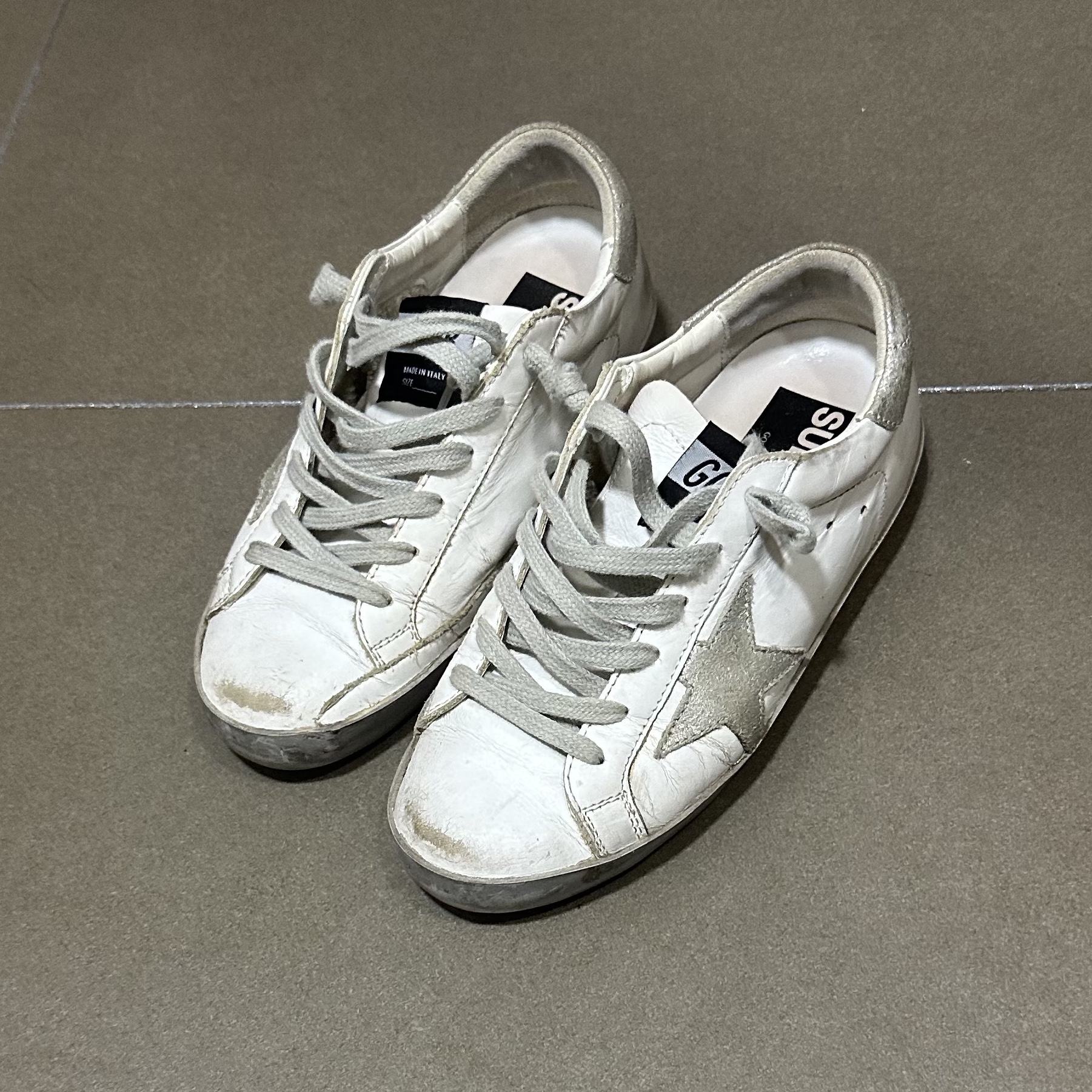 Golden Goose Superstar White Silver Heel Tab Sneakers 착용 스타일