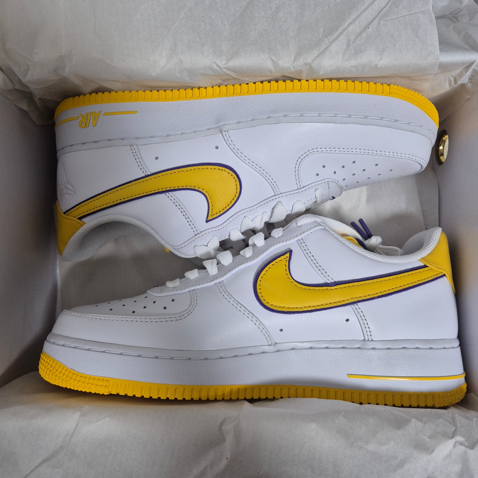 Nike x Kobe Bryant Air Force 1 Low Retro QS Varsity Maize and Varsity Purple 착용 스타일 - 2