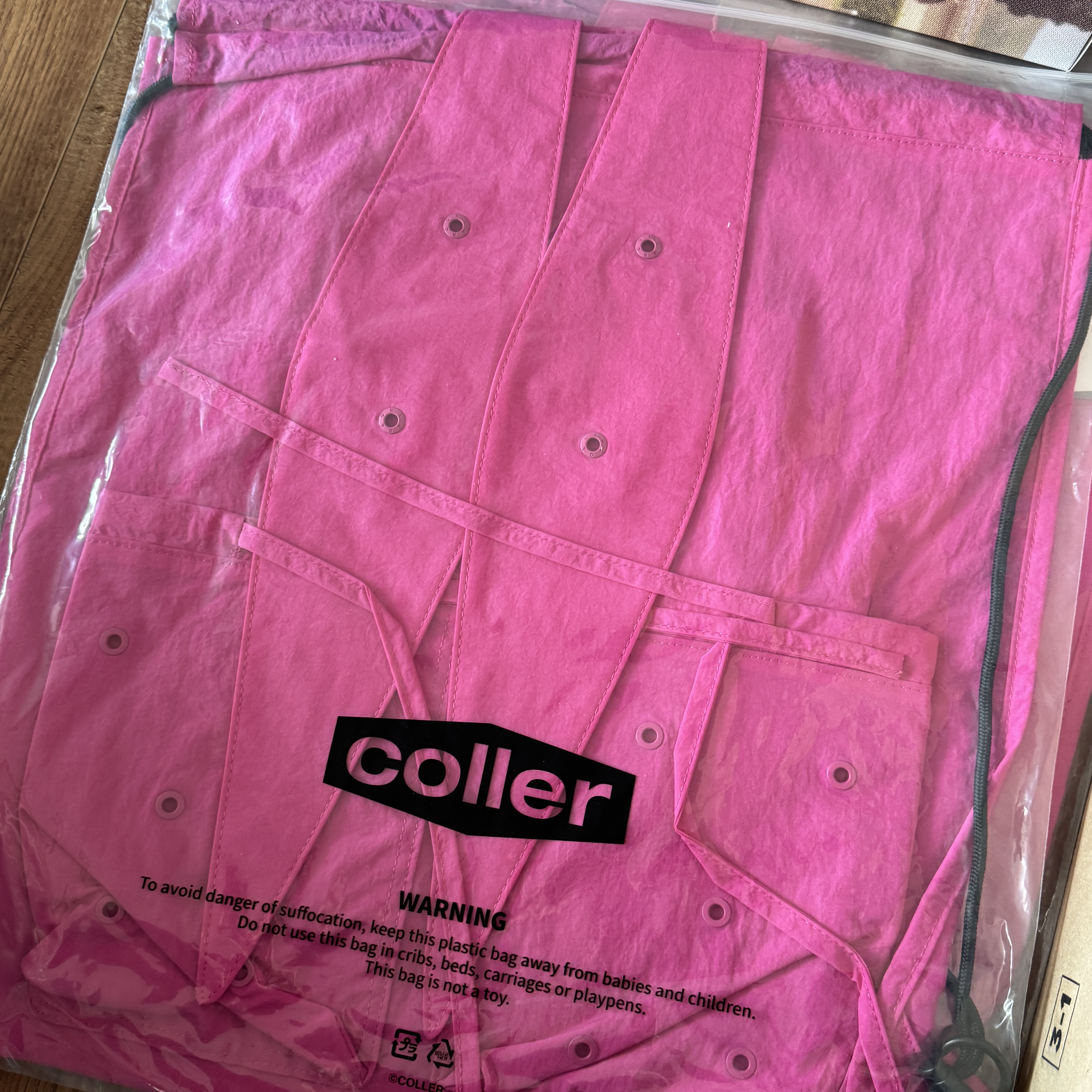 NewJeans x Coller Rabbit String Bag Fuchsia Pink 착용 스타일