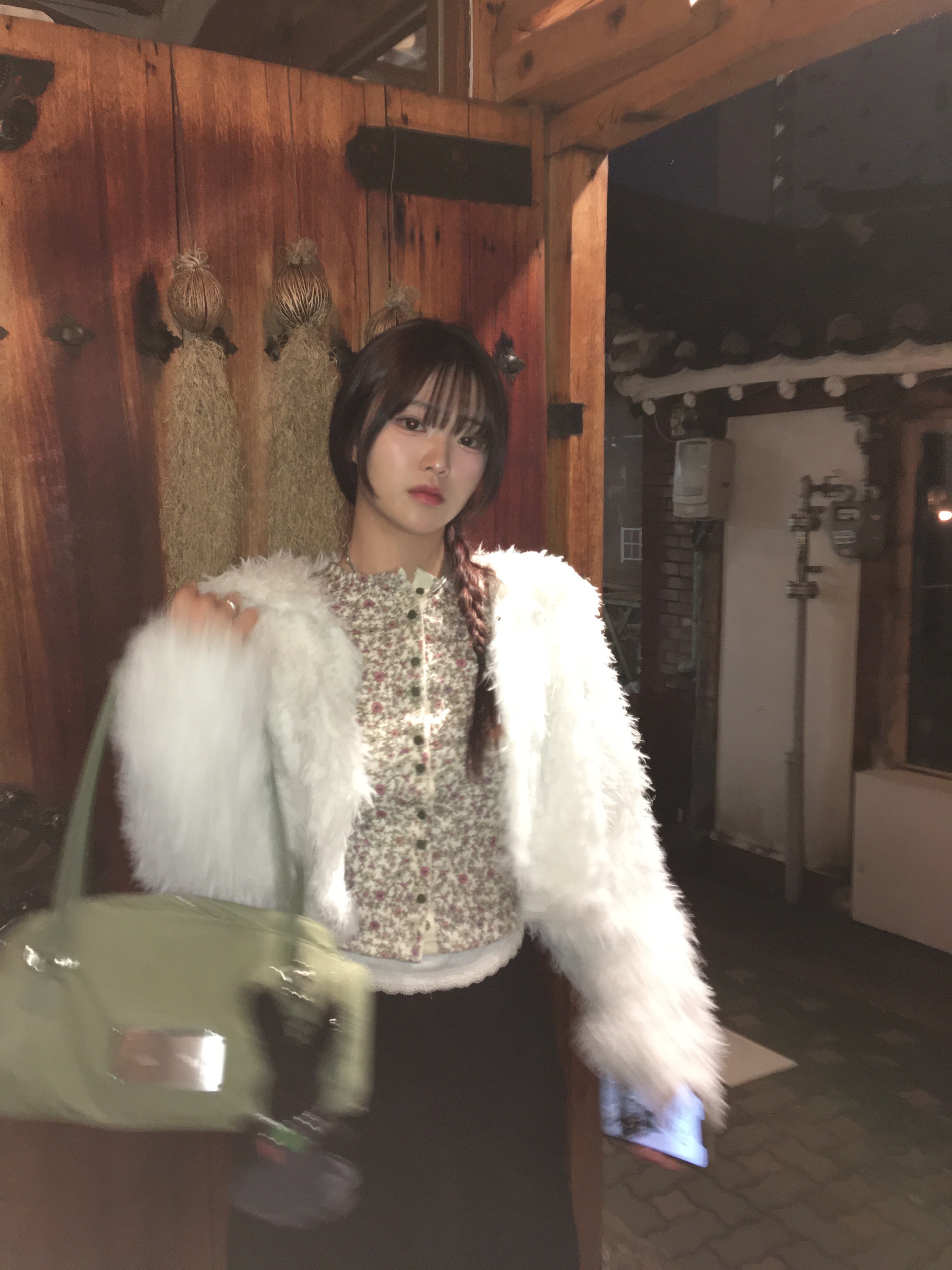 Matin Kim Sporty Tote Bag Black, Matin Kim Sporty Tote Bag Light Khaki 착용 스타일 - 2