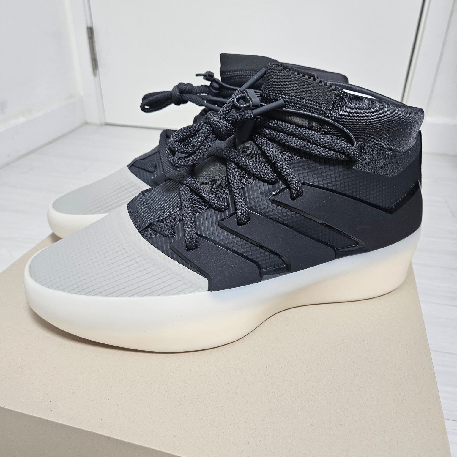 Adidas x Fear of God Athletics I Basketball Carbon Sesame 착용 스타일 - 2