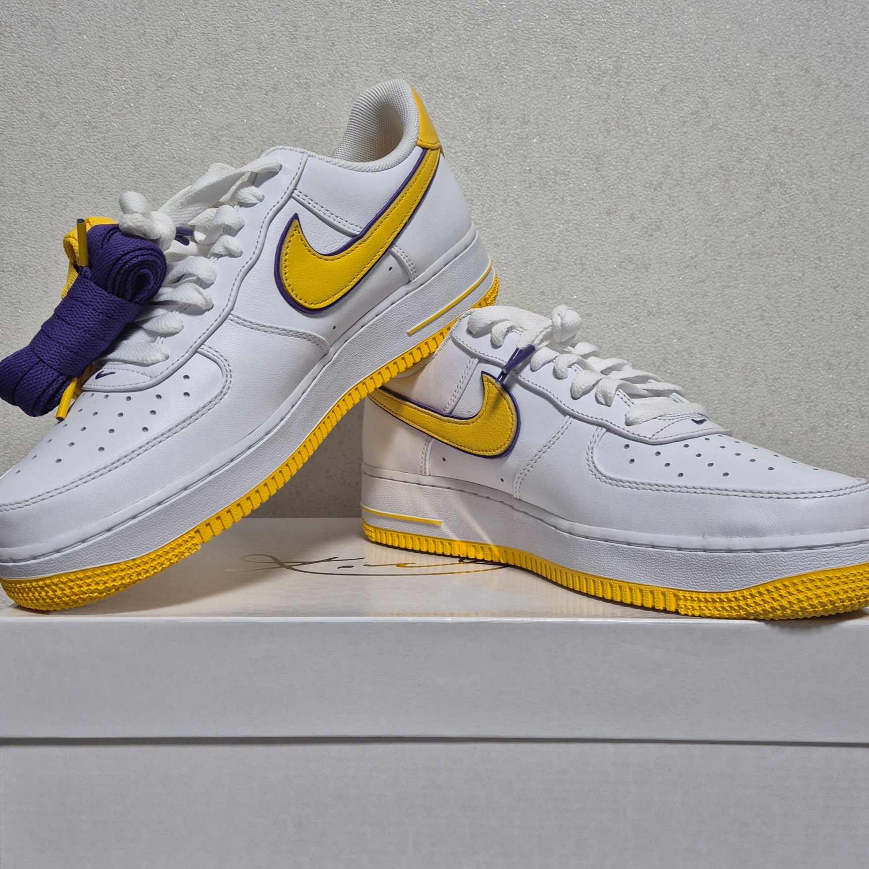 Nike x Kobe Bryant Air Force 1 Low Retro QS Varsity Maize and Varsity Purple 착용 스타일 - 1
