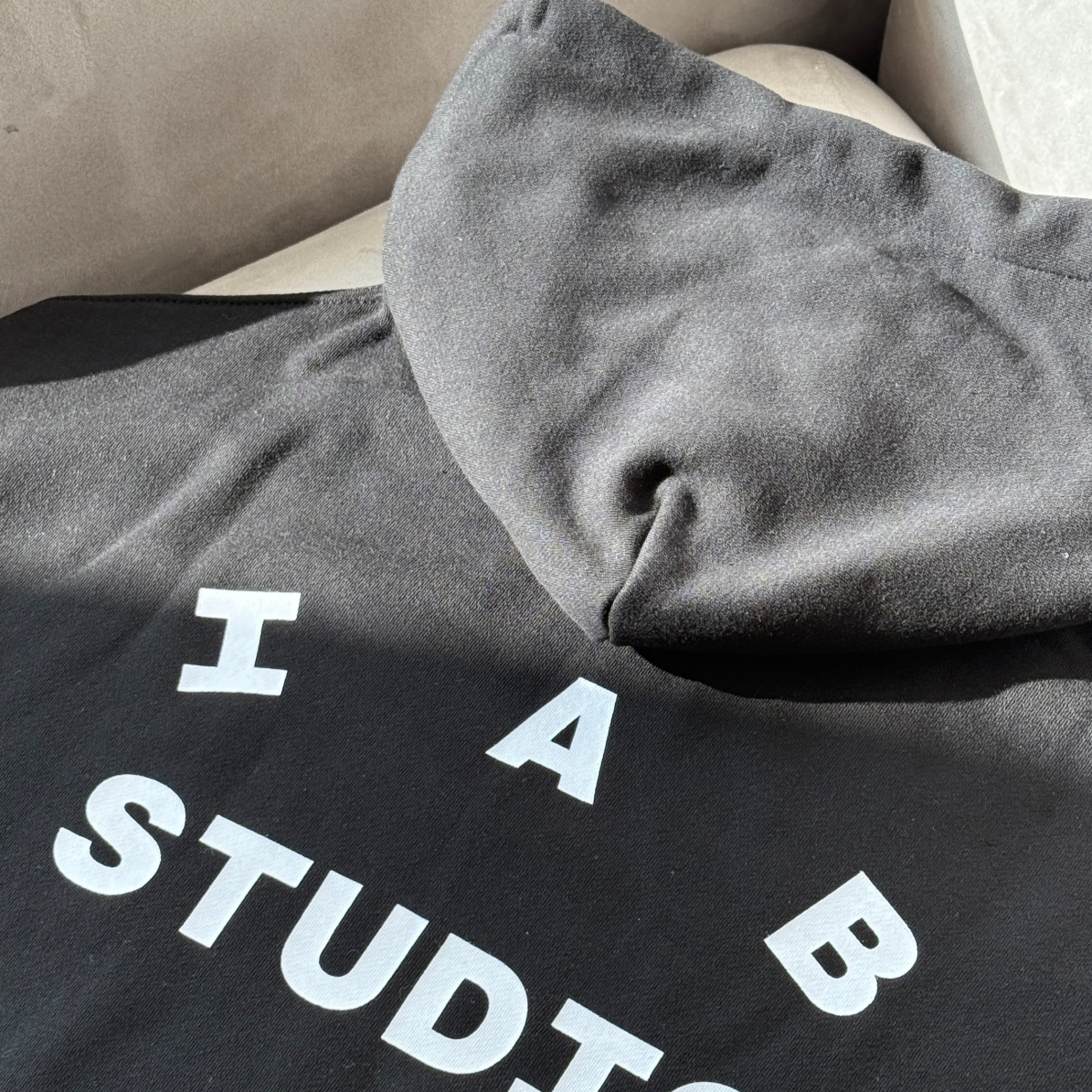 IAB Studio Hoodie Black 착용 스타일