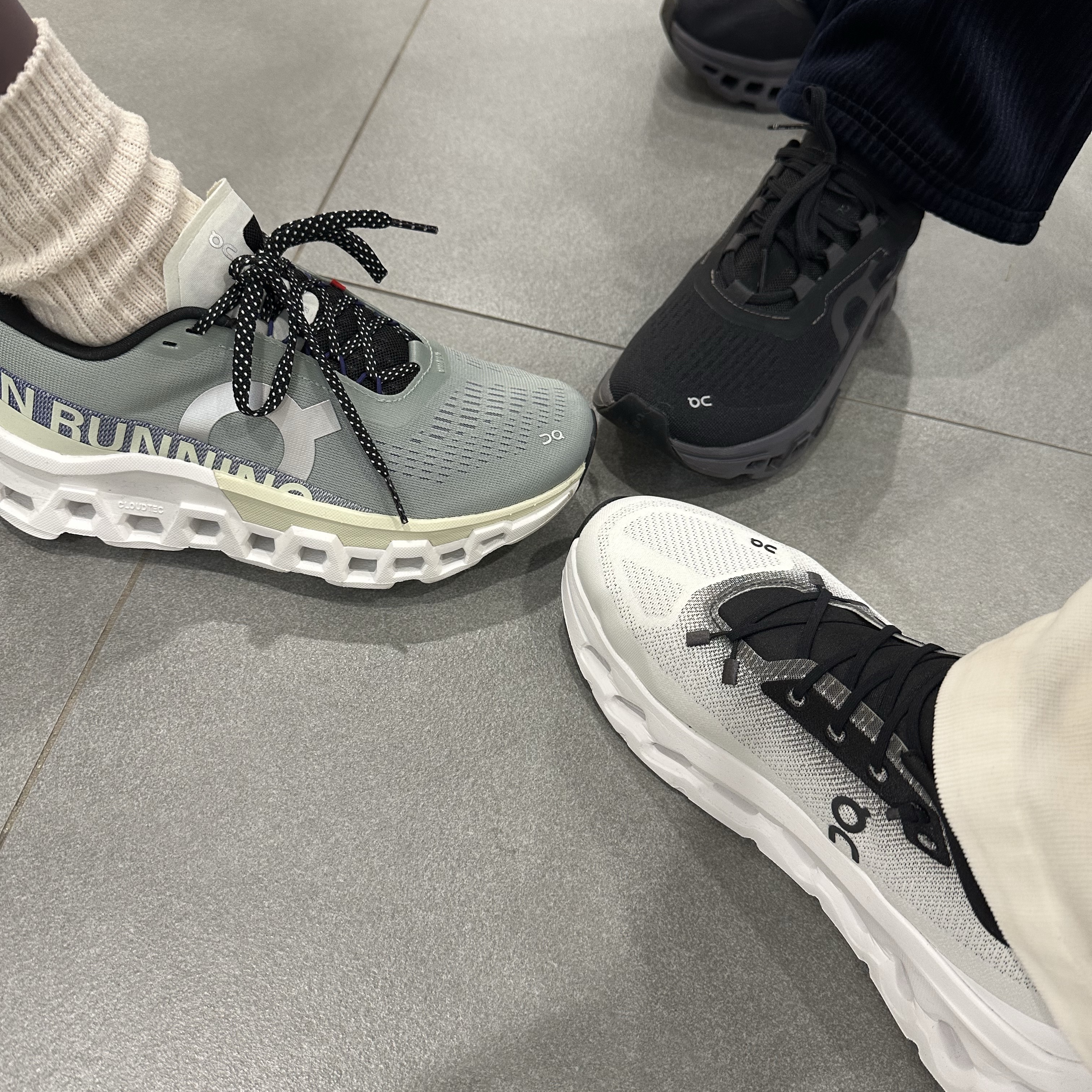 On Running Cloudtilt Black Ivory, (W) On Running Cloudmonster 2 Mineral Aloe 착용 스타일