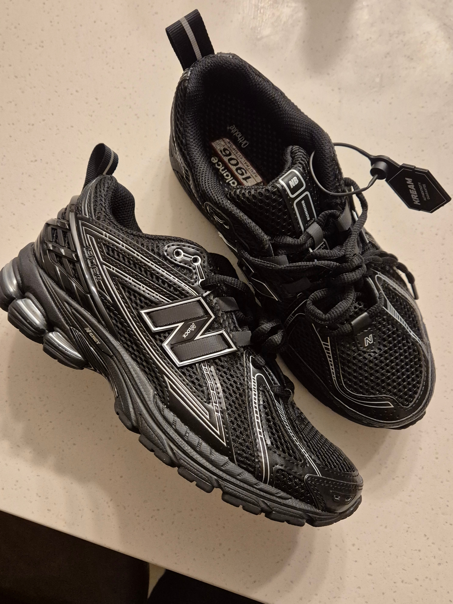 New Balance 1906R Black Silver Metallic 착용 스타일 - 1