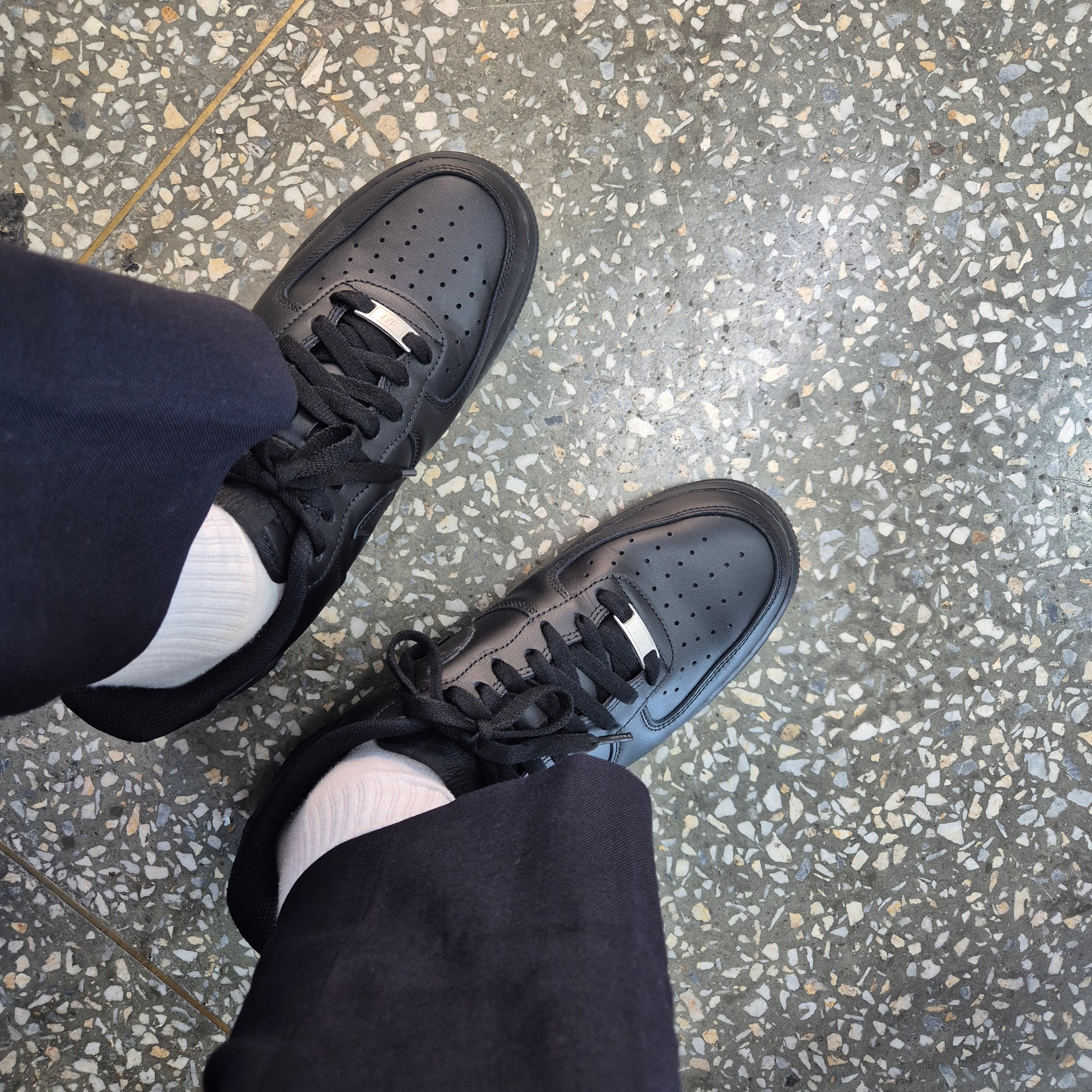 Nike Air Force 1 '07 Low Triple Black, Jordan x Travis Scott Cushioned Crew Socks Light Bone 착용 스타일