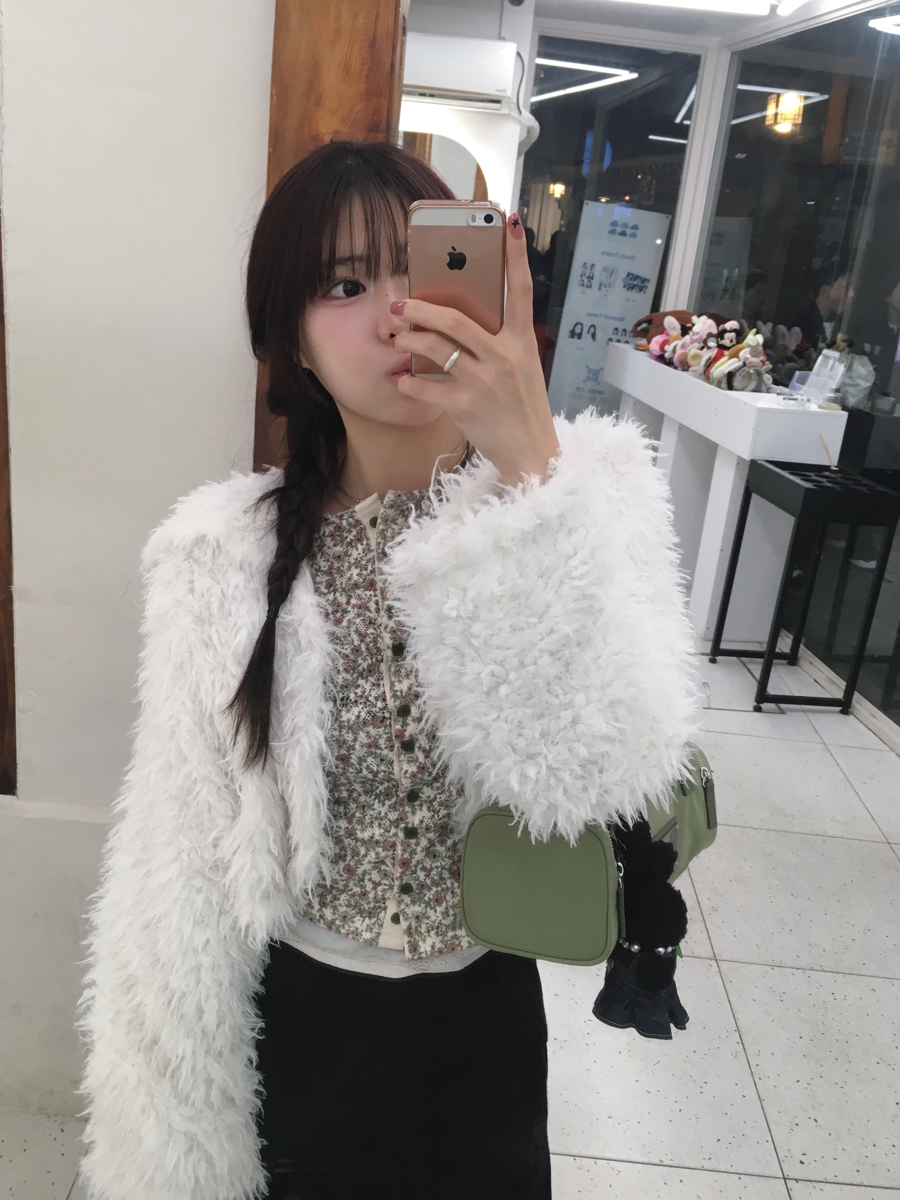 Matin Kim Sporty Tote Bag Black, Matin Kim Sporty Tote Bag Light Khaki 착용 스타일 - 7