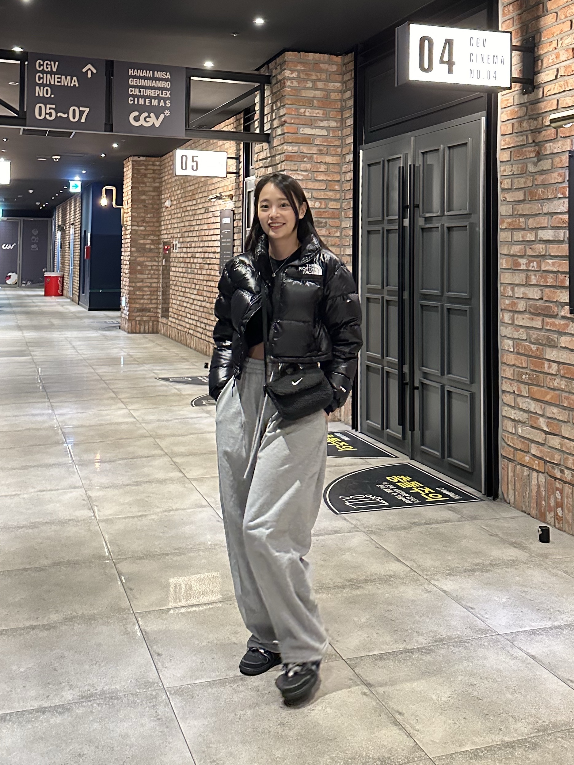 (W) The North Face Nuptse Short Jacket TNF Black, Jordan 1 x Travis Scott Retro Low OG SP Black Phantom 착용 스타일 - 5