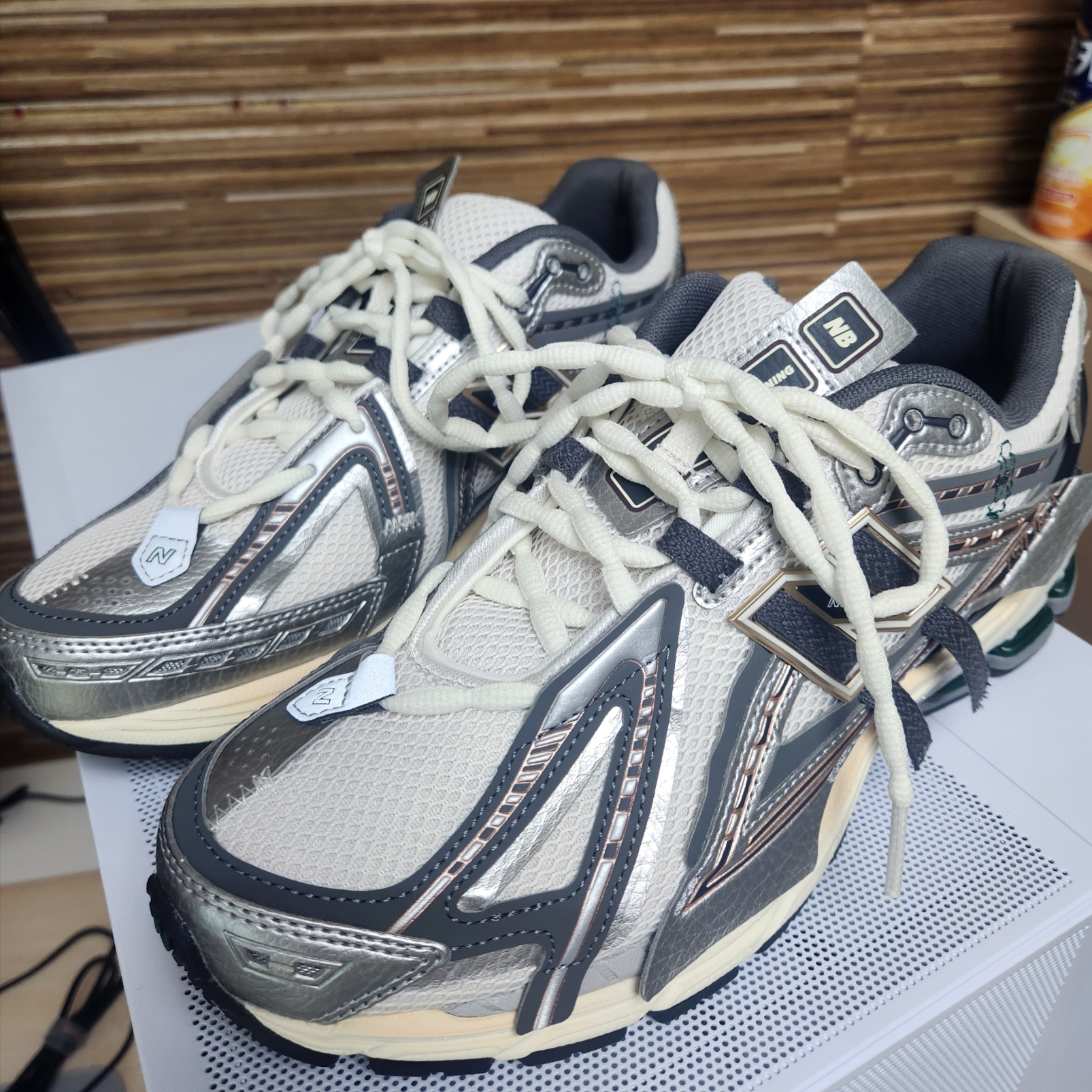 New Balance 1906A Silver Metallic Castlerock 착용 스타일 - 3