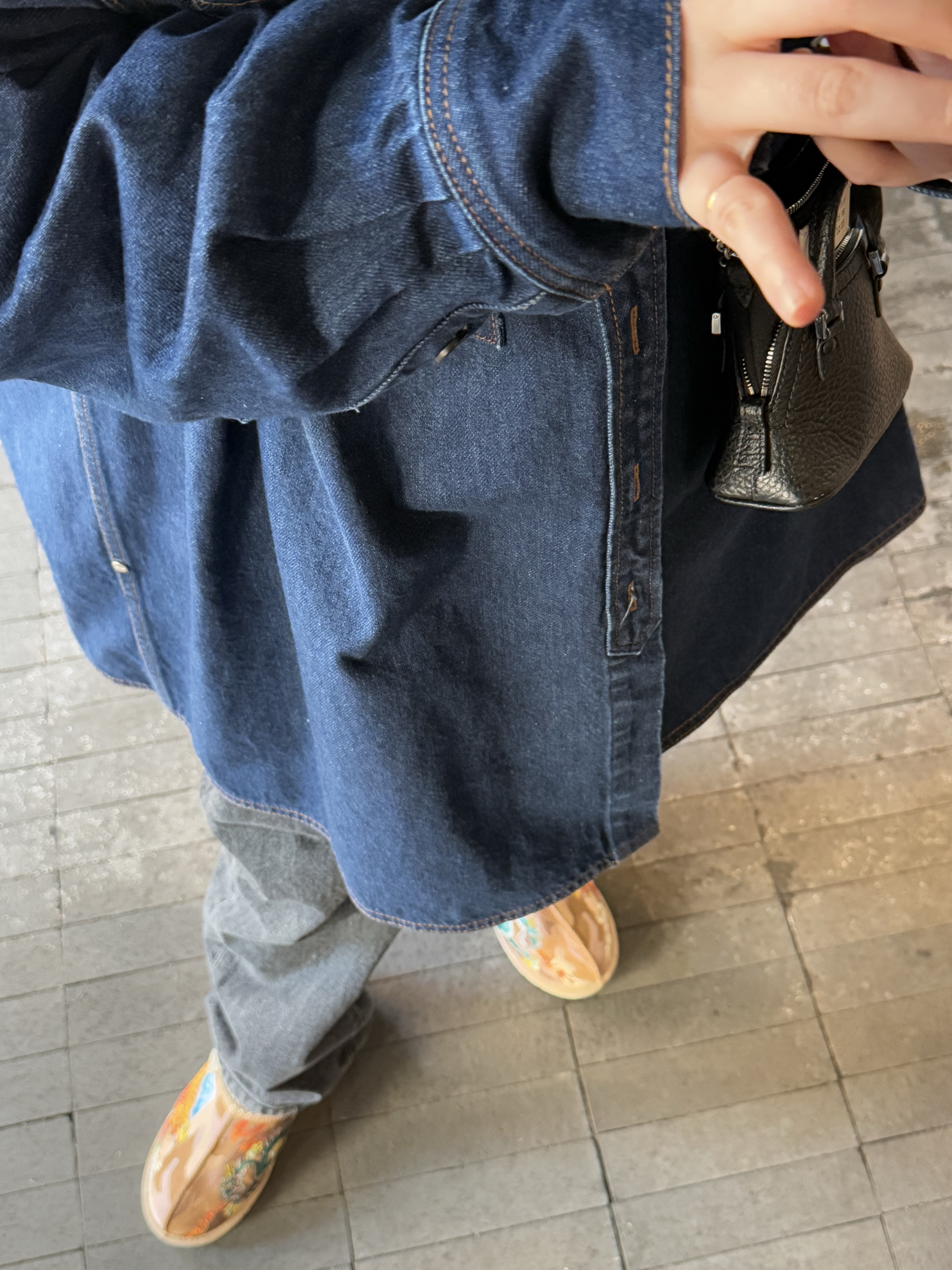 Supreme Cross Box Logo Hooded Sweatshirt Black - 20FW, Maison Margiela 5AC Classique Baby Bag Black 착용 스타일 - 3